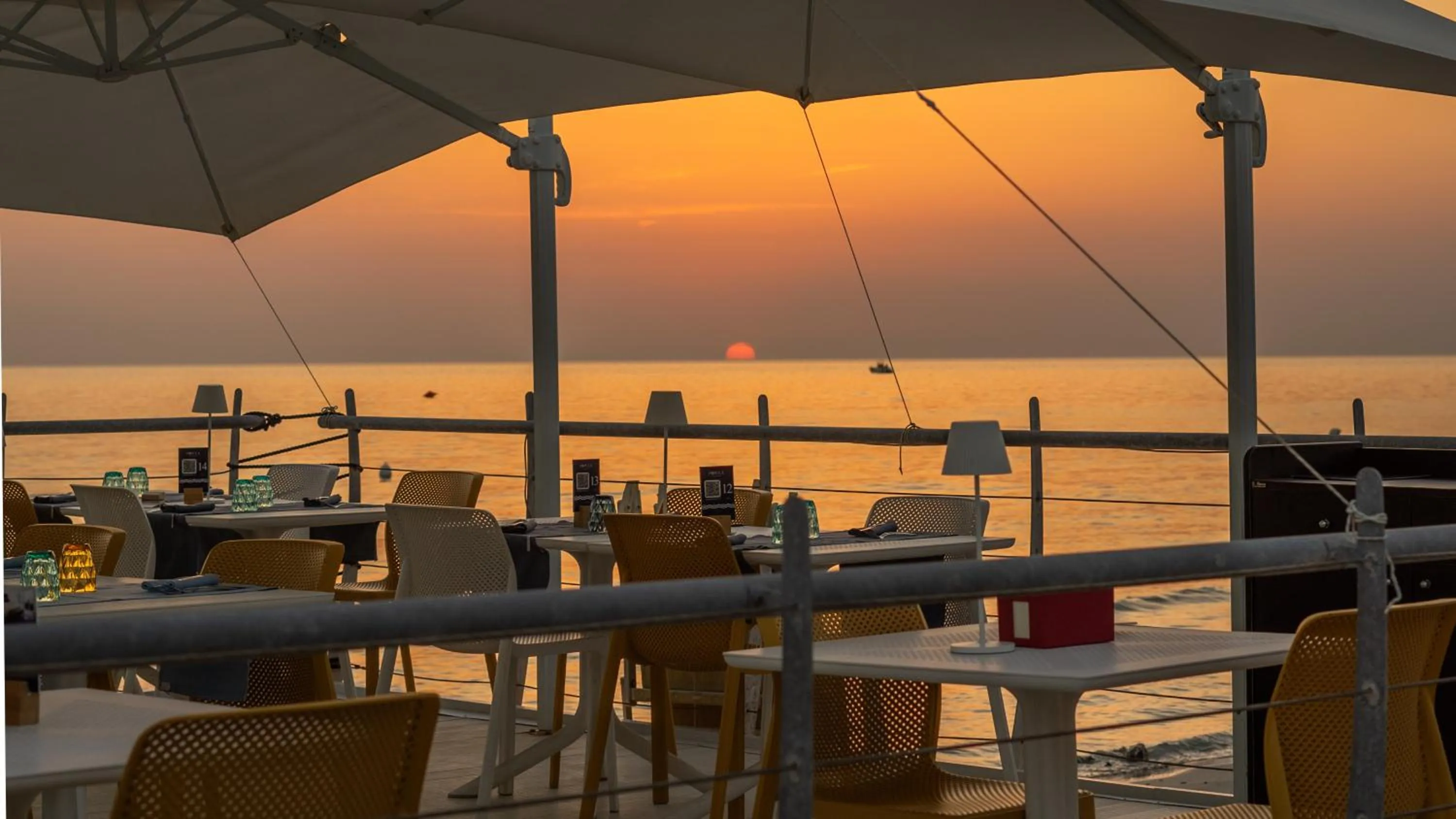 Restaurant/places to eat in Popula Rooms & Mediterranean Bay