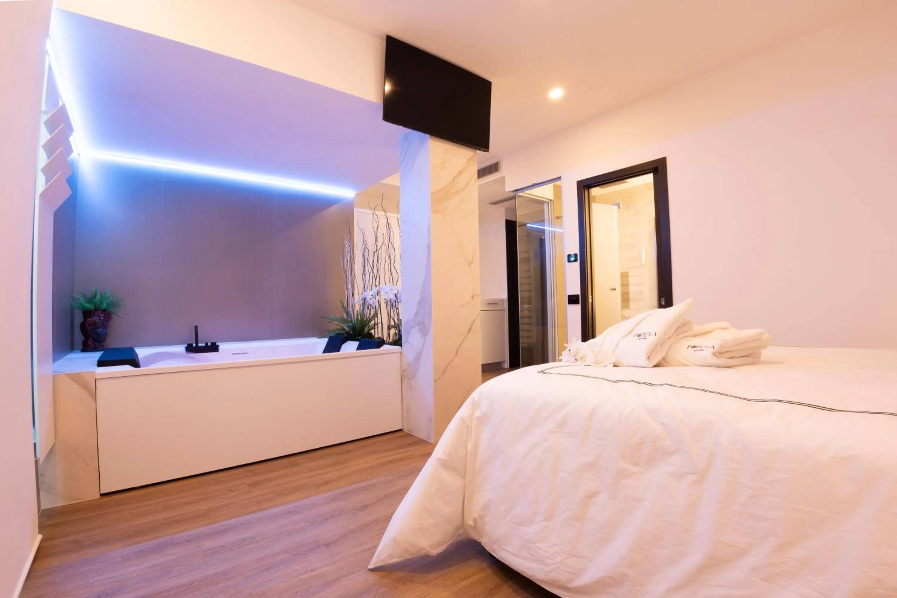 Bed in Popula Rooms & Mediterranean Bay