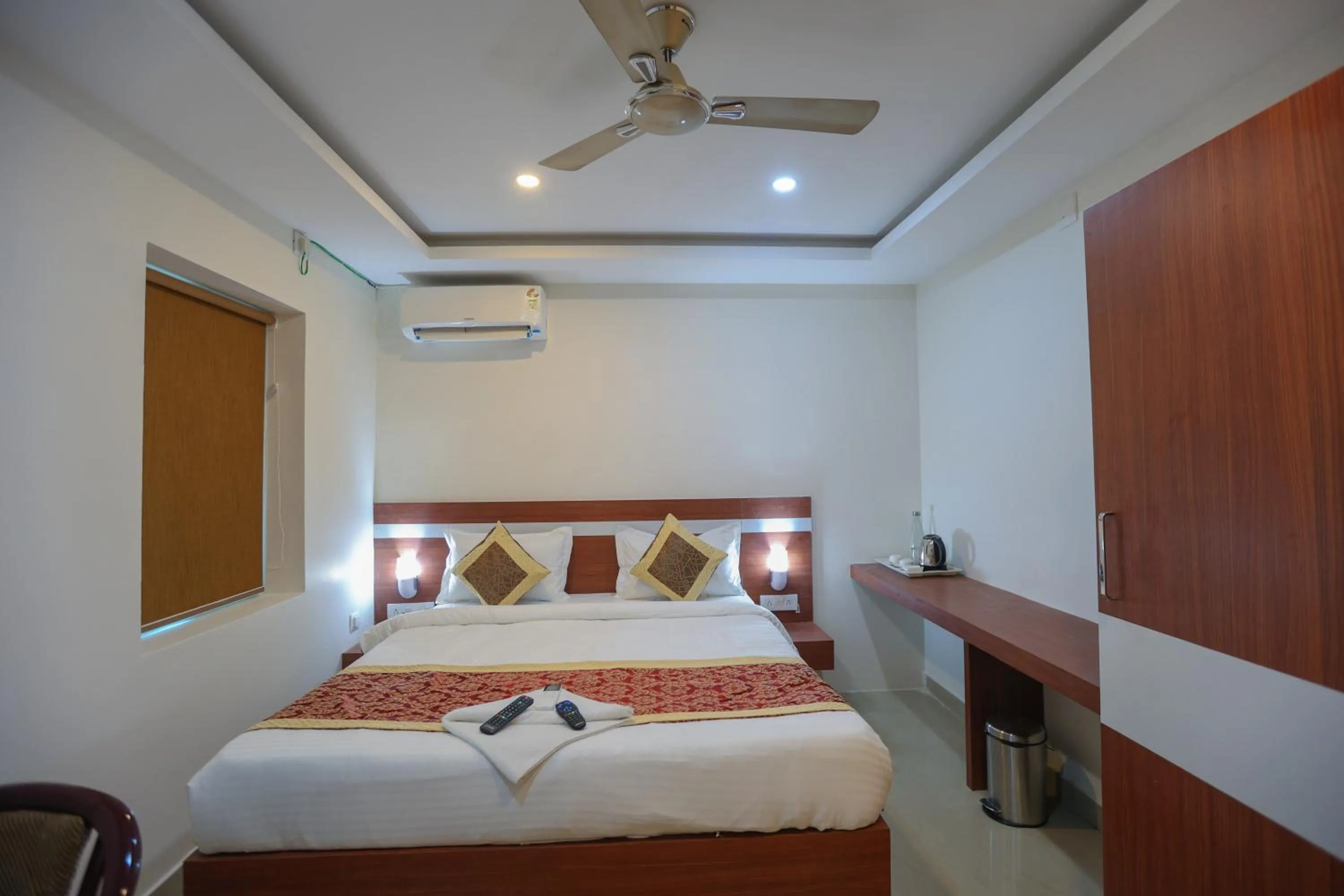 Bed in HOTEL SJ PRIDE