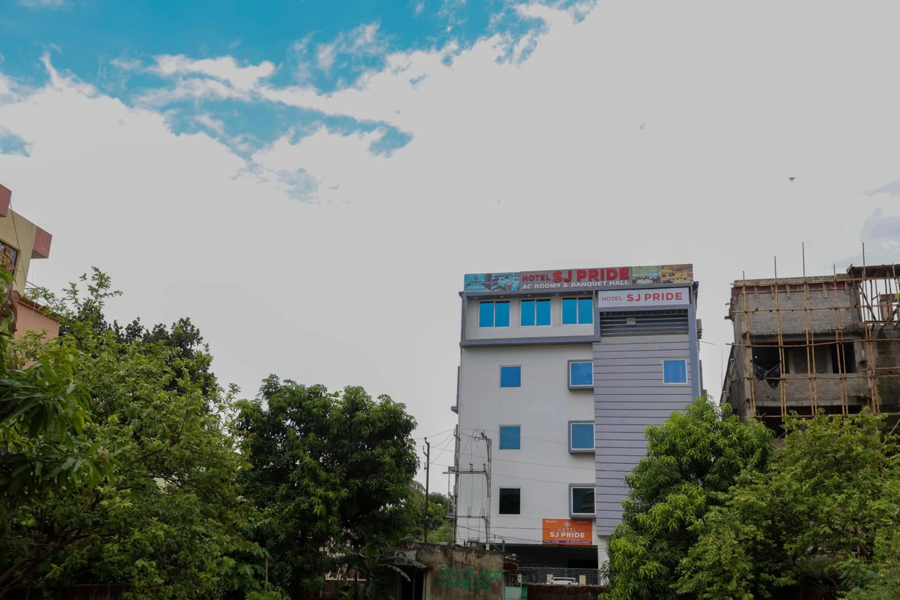 Property building in HOTEL SJ PRIDE