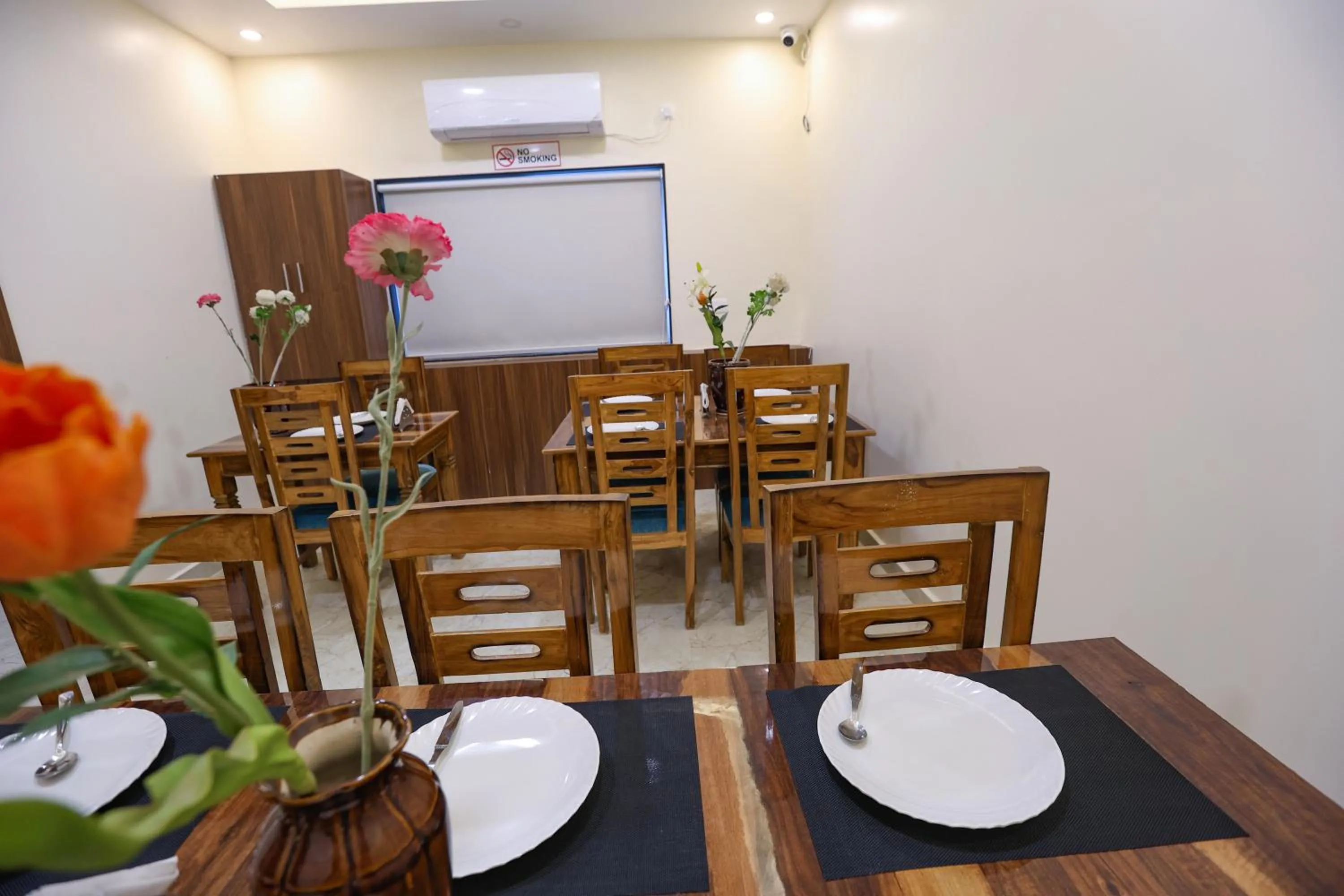 Restaurant/places to eat in HOTEL SJ PRIDE