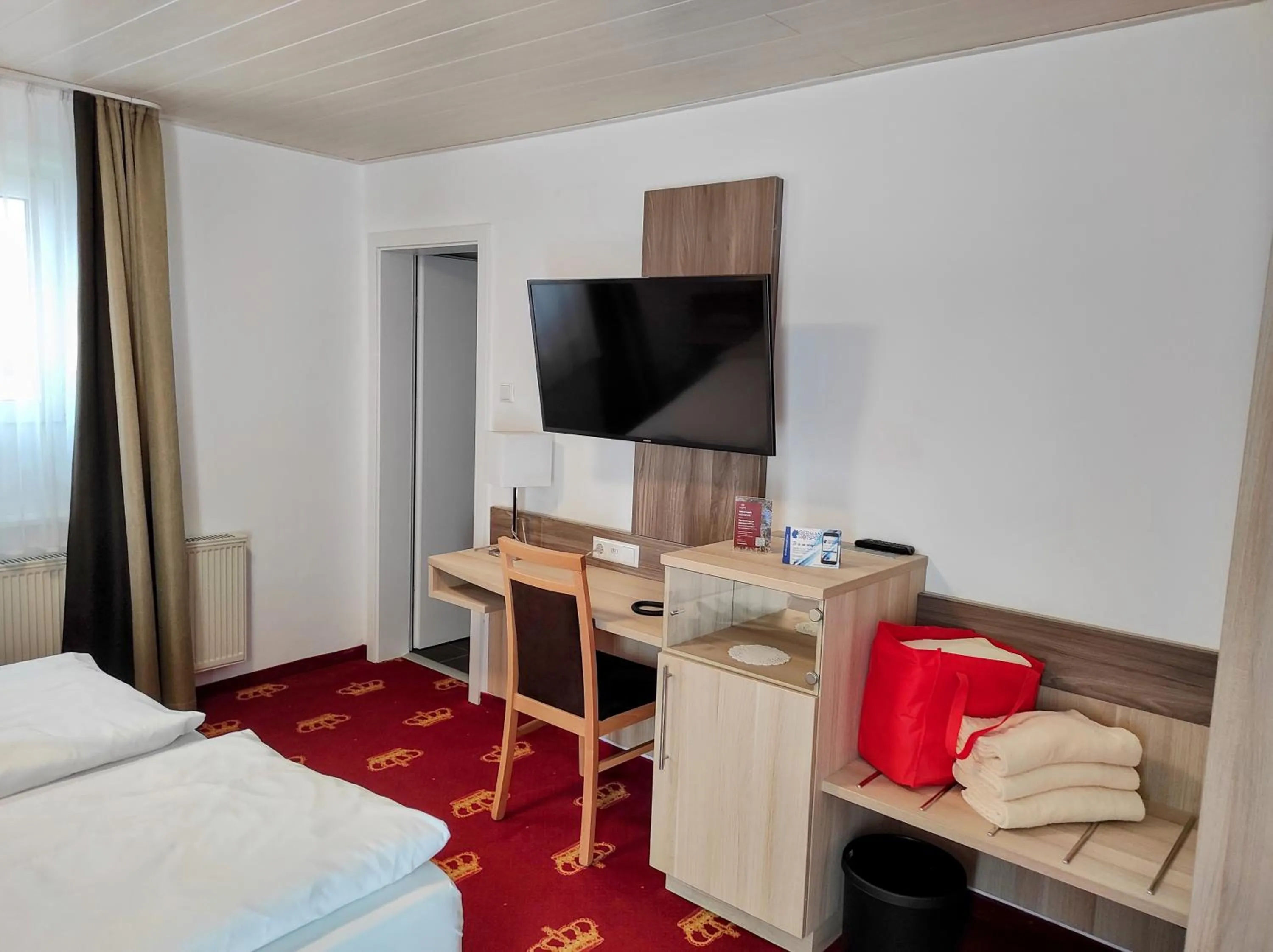 TV and multimedia, Bed in Wellness Hotel Garni Krone