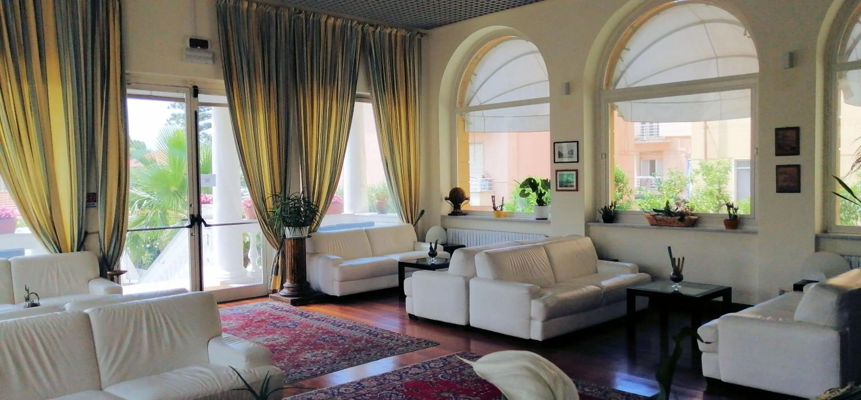 Communal lounge/ TV room in Hotel Morandi