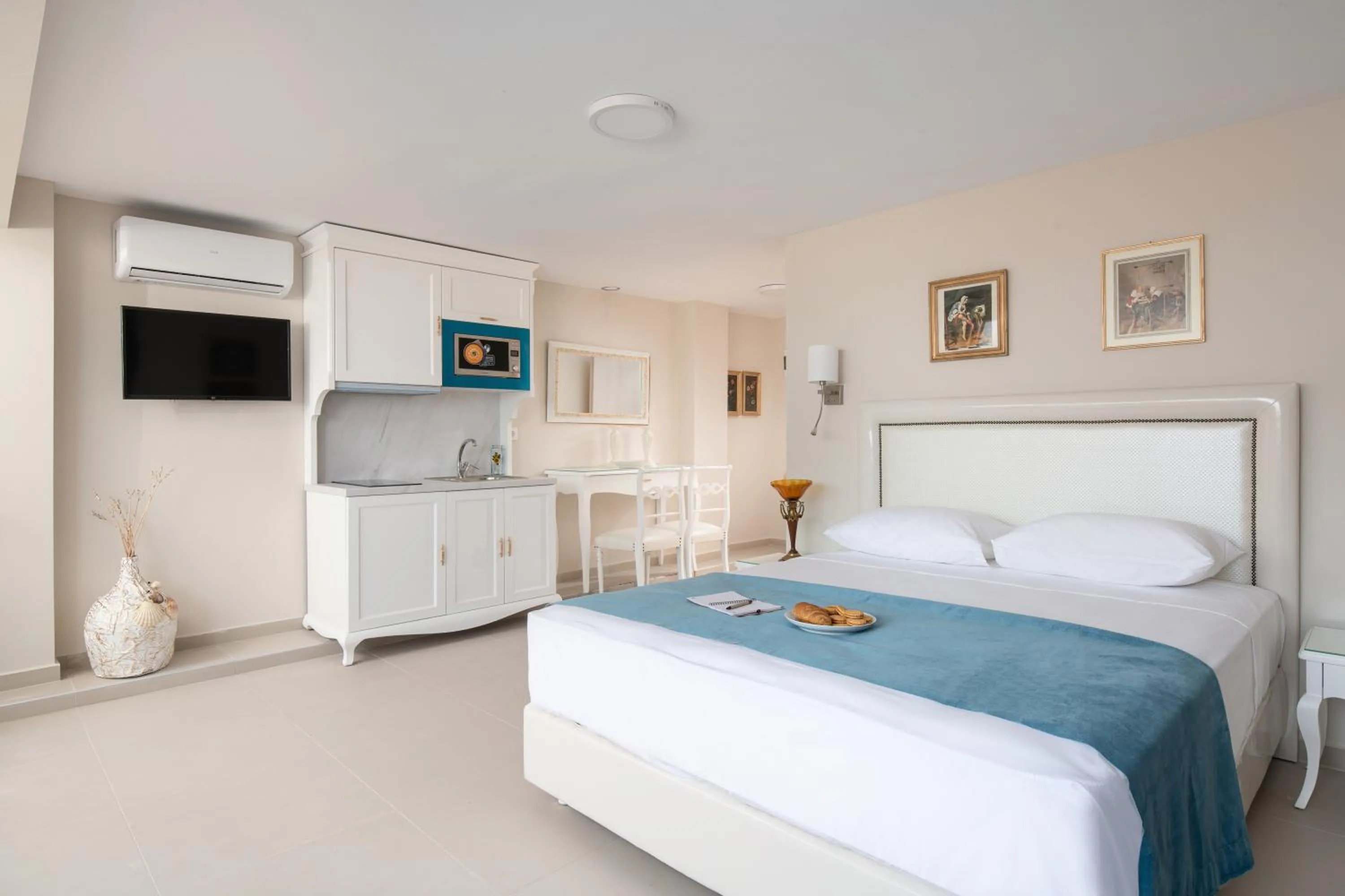 Bed in Mykoniatika Villas