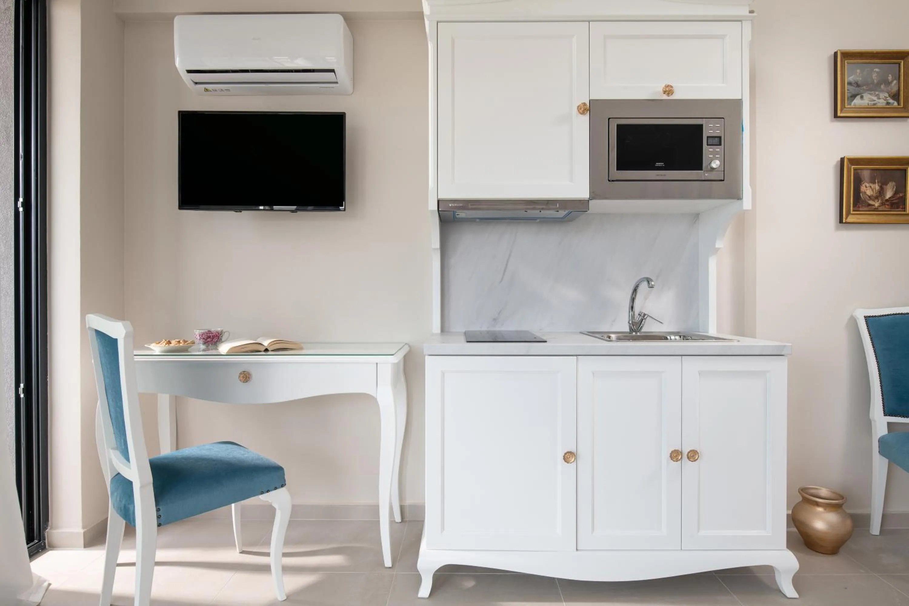 Kitchen or kitchenette in Mykoniatika Villas