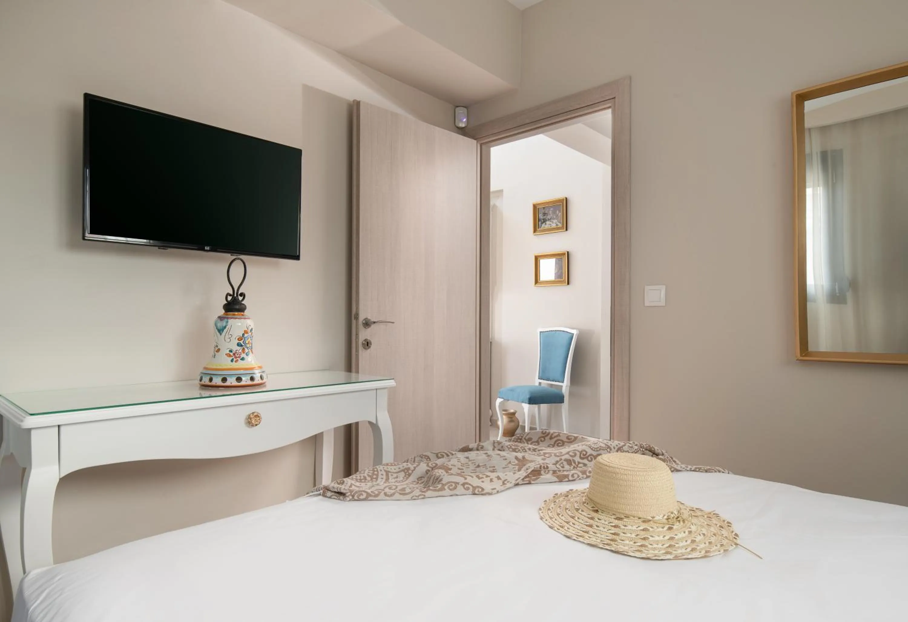 TV and multimedia, Bed in Mykoniatika Villas
