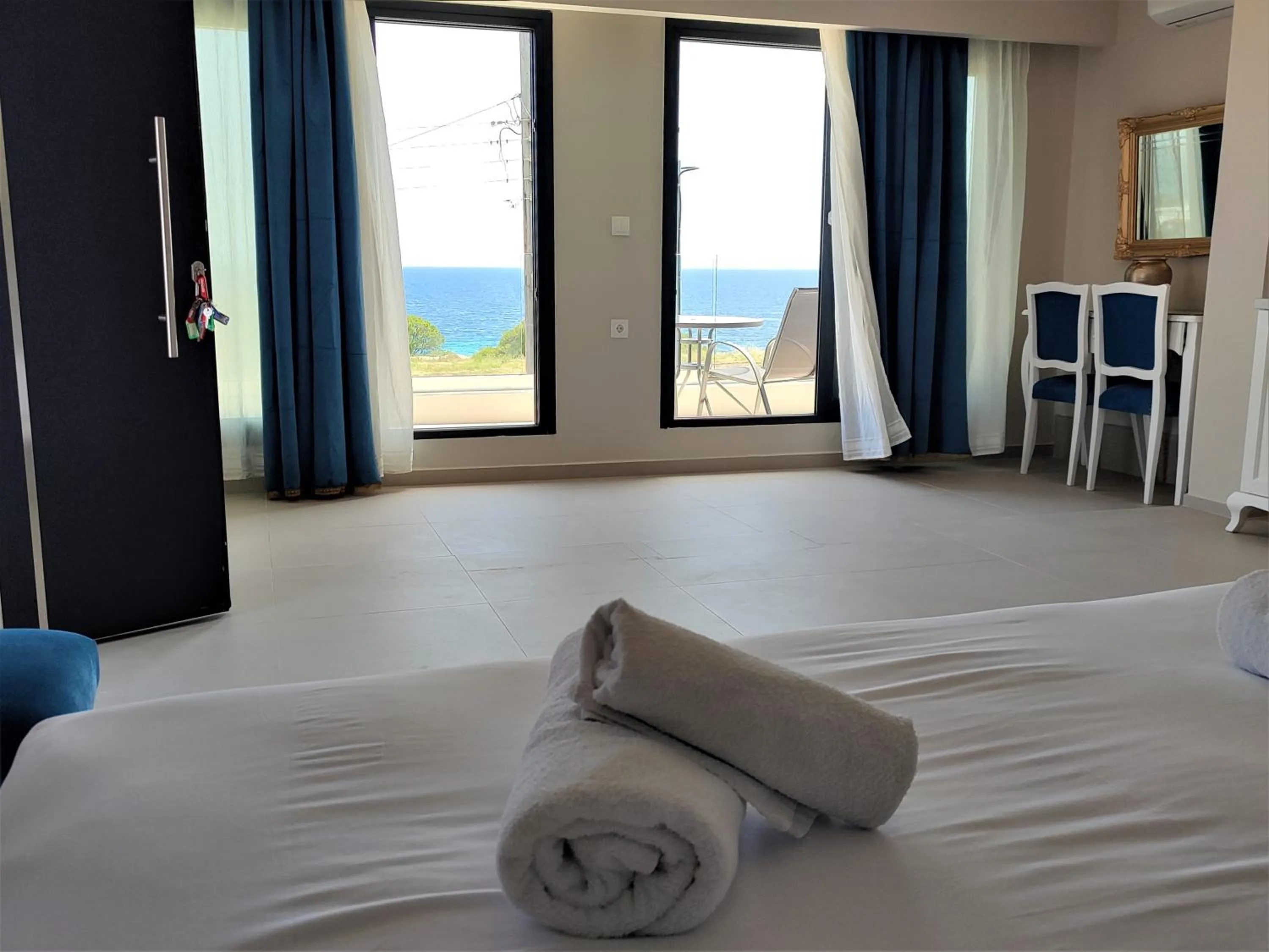 Photo of the whole room, Bed in Mykoniatika Villas