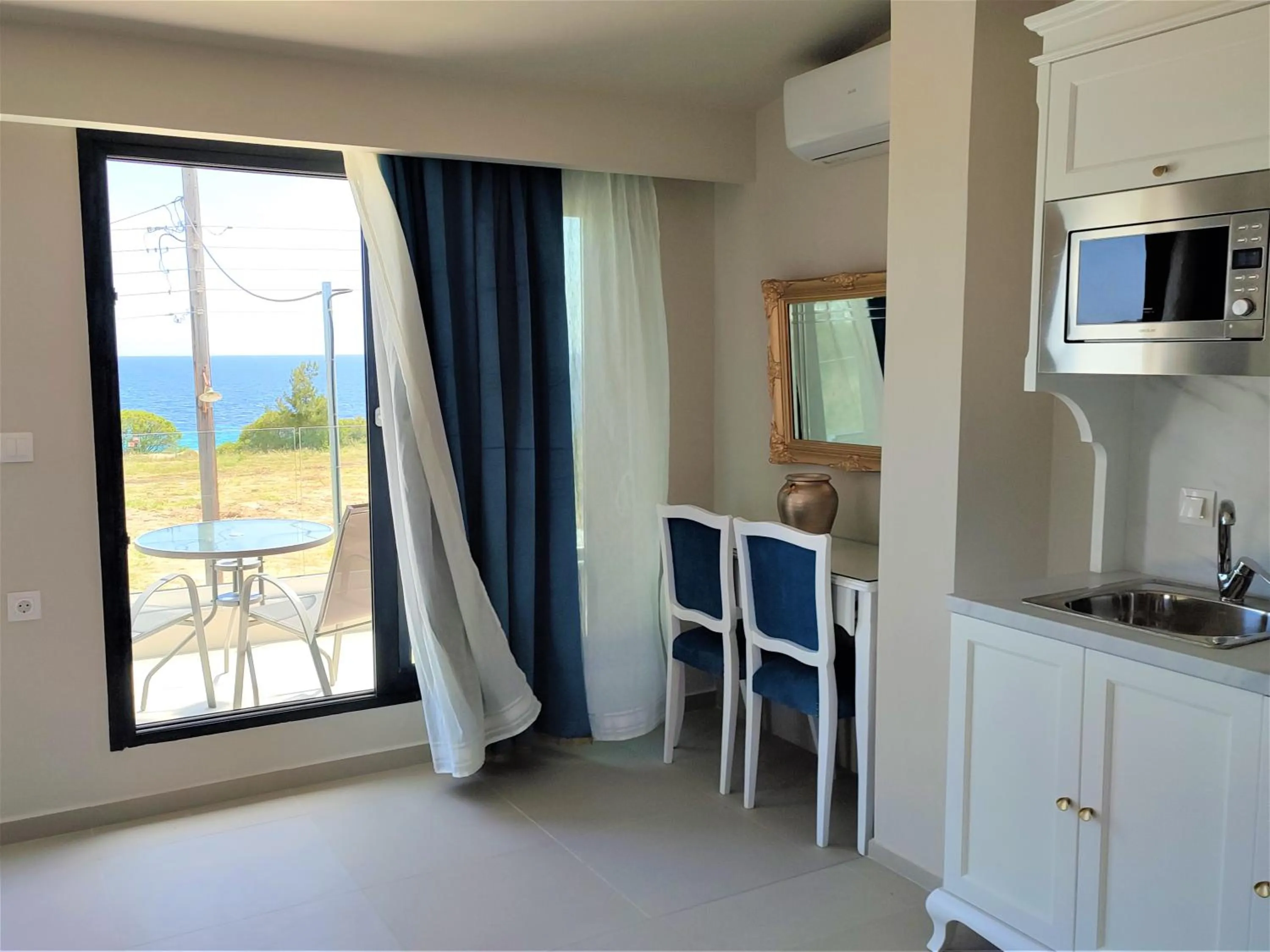 Photo of the whole room in Mykoniatika Villas