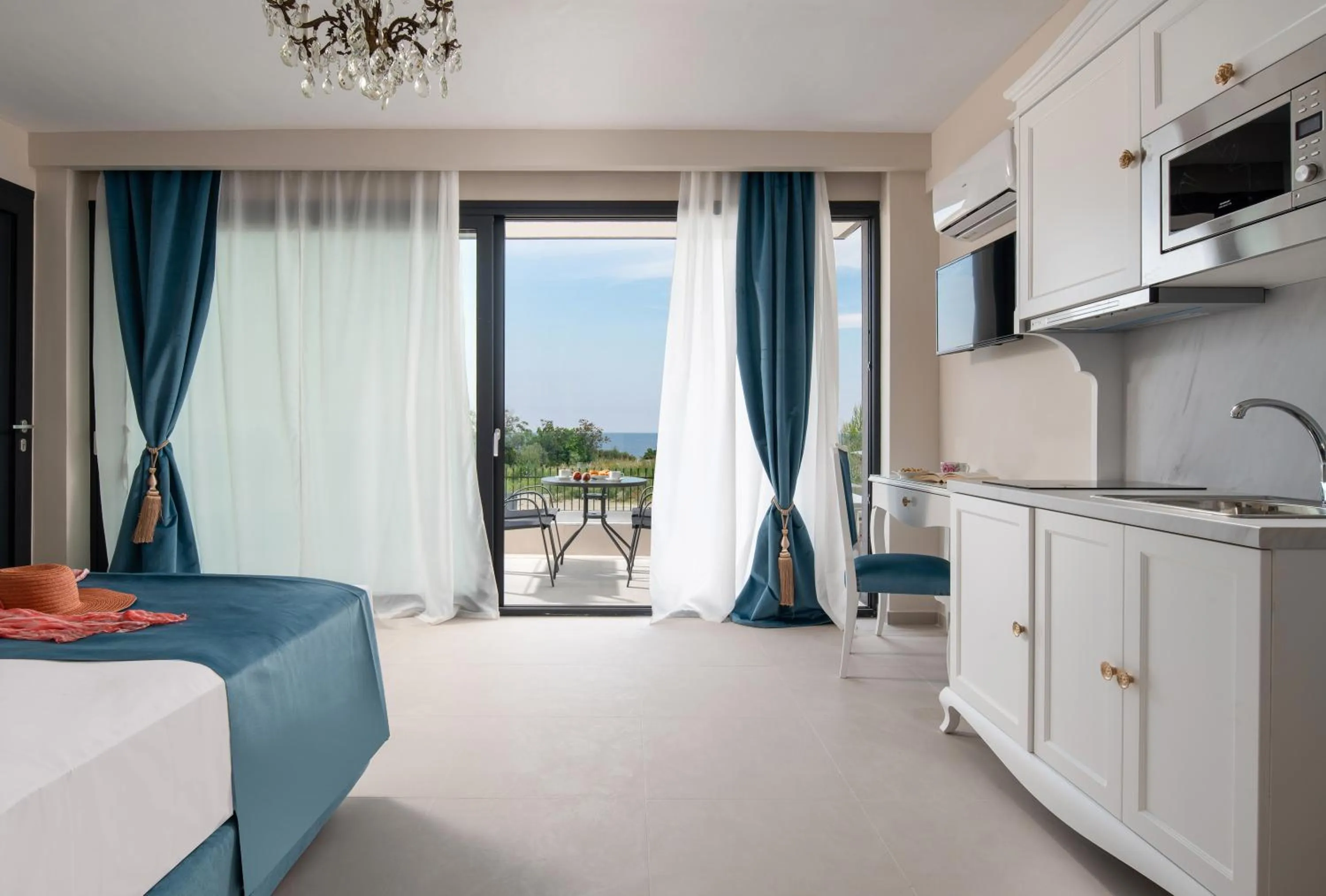 Kitchen or kitchenette in Mykoniatika Villas