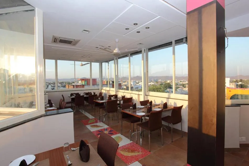 Restaurant/places to eat in Hotel Dayal