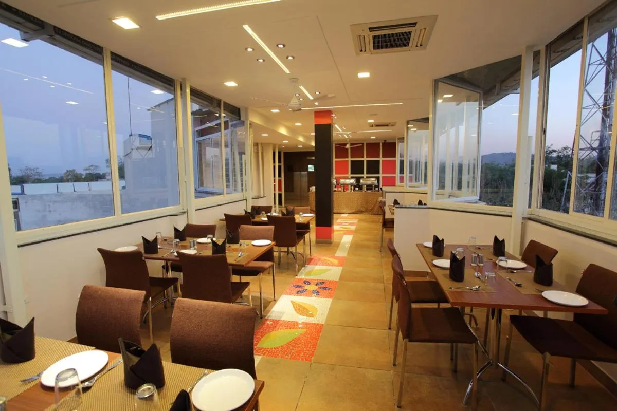 Restaurant/places to eat in Hotel Dayal
