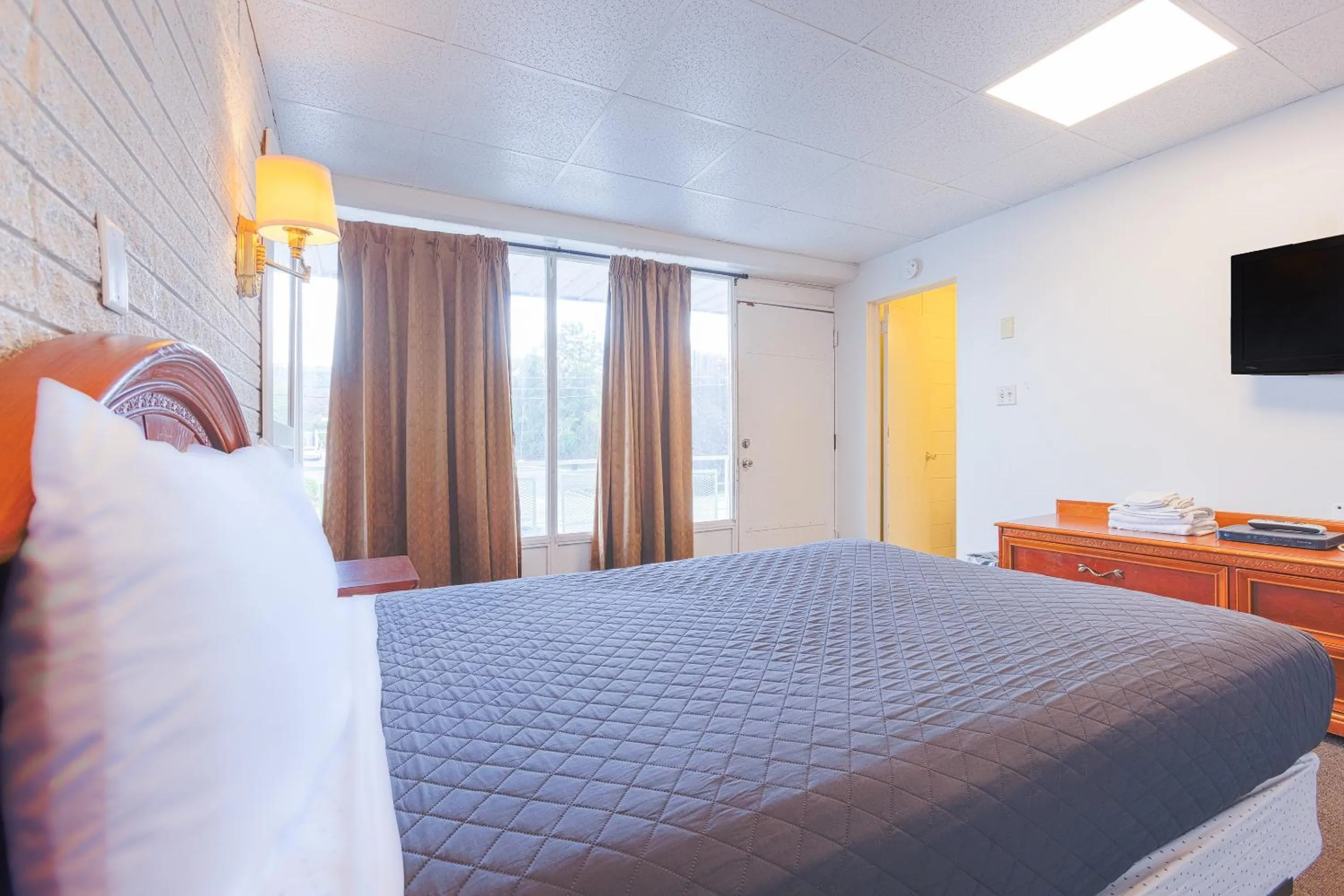 Bedroom, Bed in Sonrise Inn Lincoln Hwy By OYO