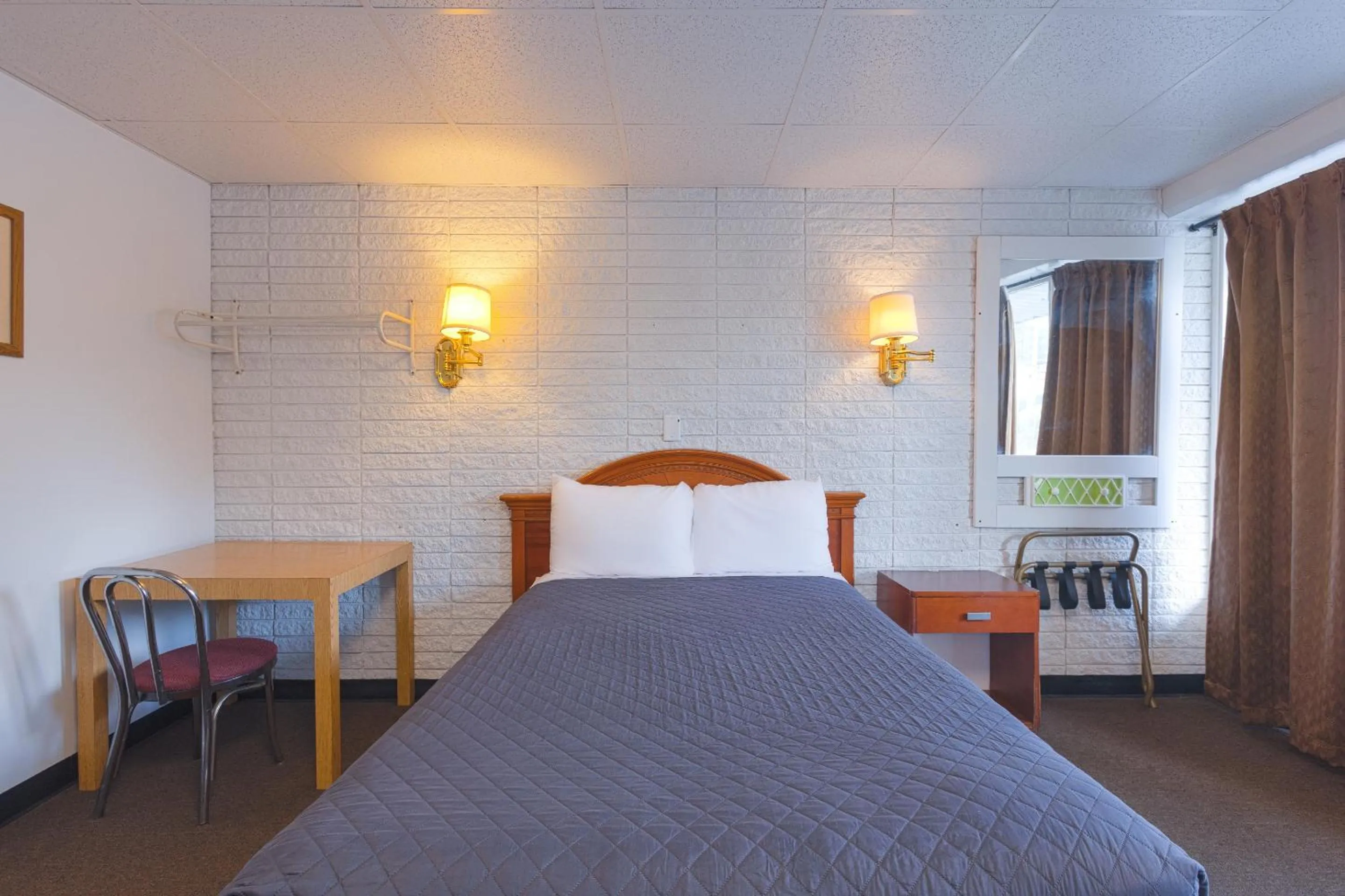 Bedroom, Bed in Sonrise Inn Lincoln Hwy By OYO