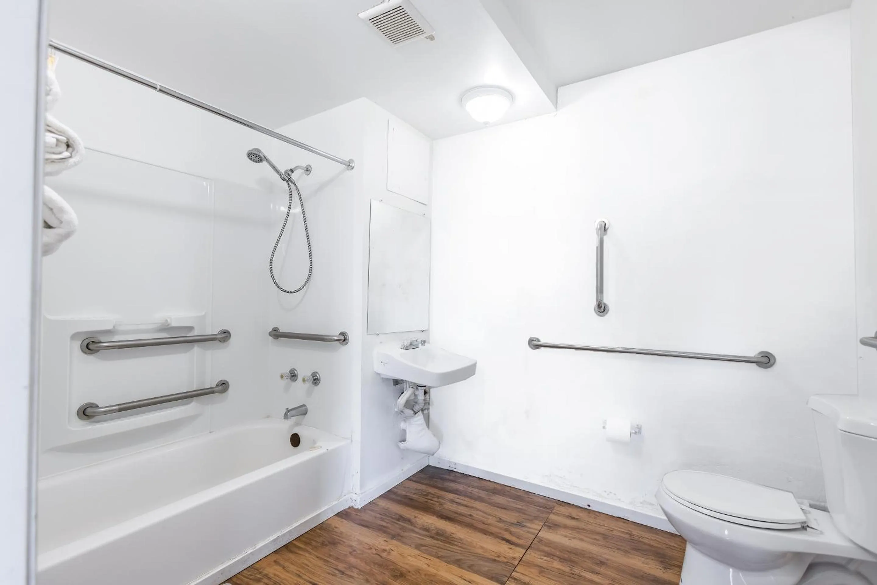 Bathroom in Sonrise Inn Lincoln Hwy By OYO