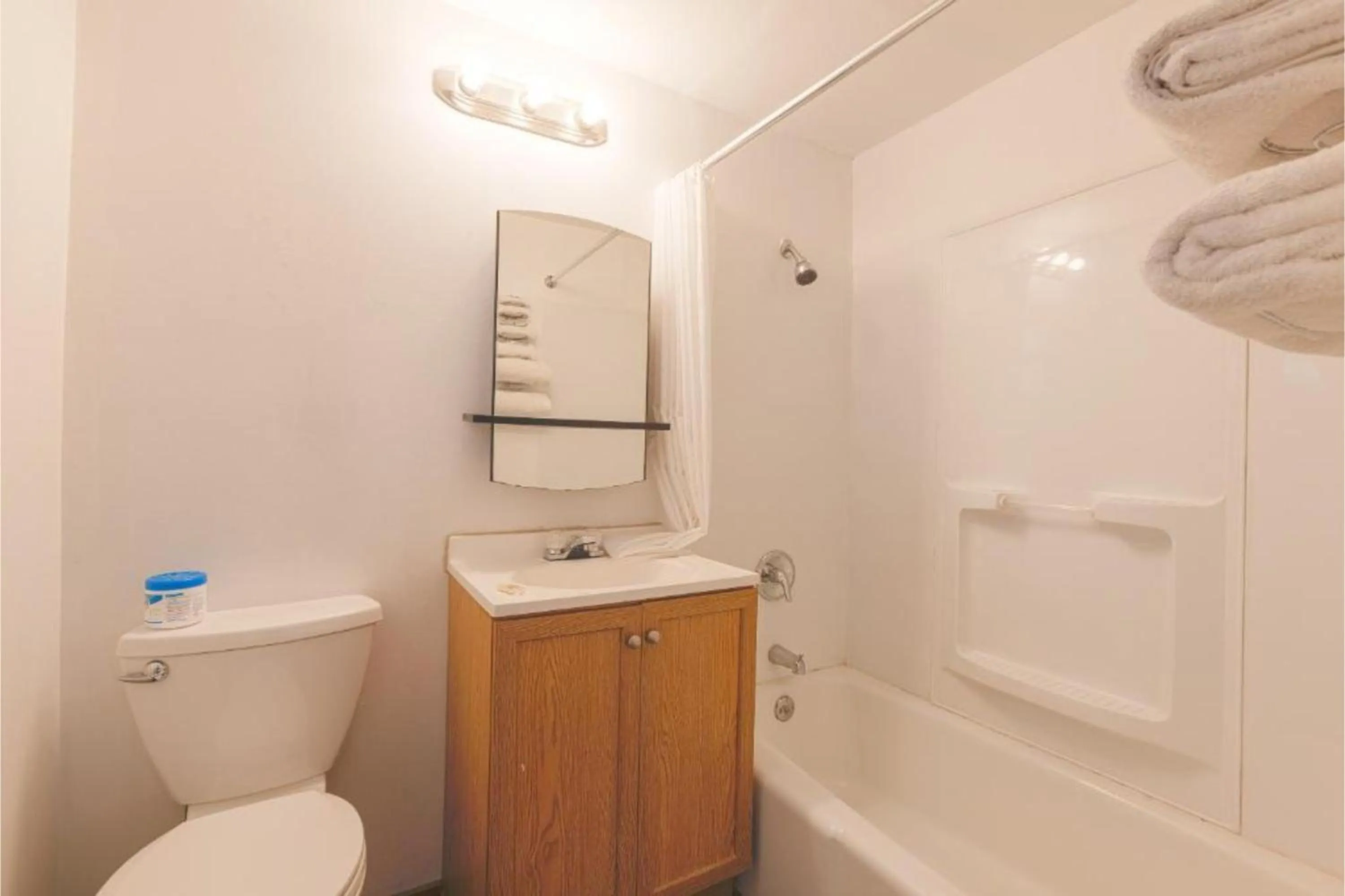 Bathroom in Sonrise Inn Lincoln Hwy By OYO