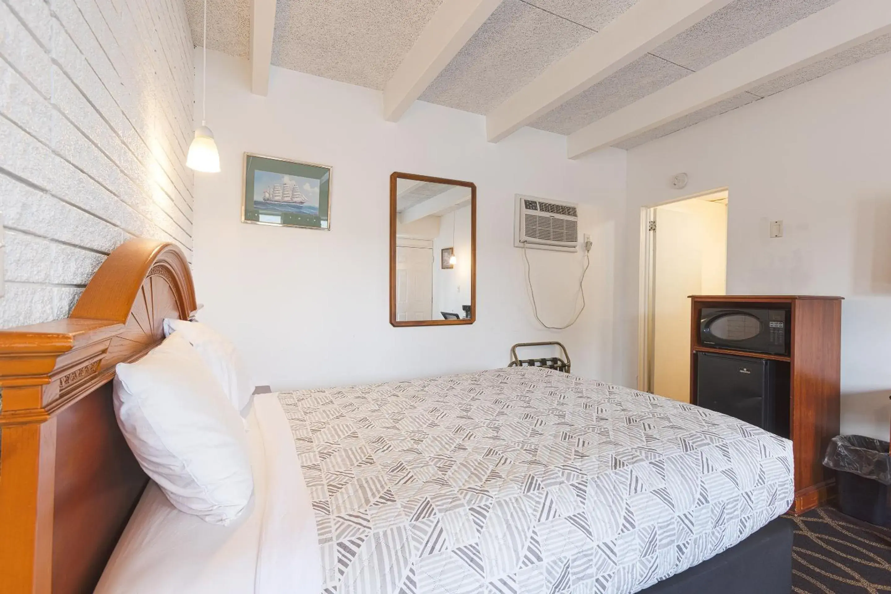 Queen Bed Smoking in Sonrise Inn Lincoln Hwy By OYO Queen Bed Smoking in Sonrise Inn Lincoln Hwy By OYO