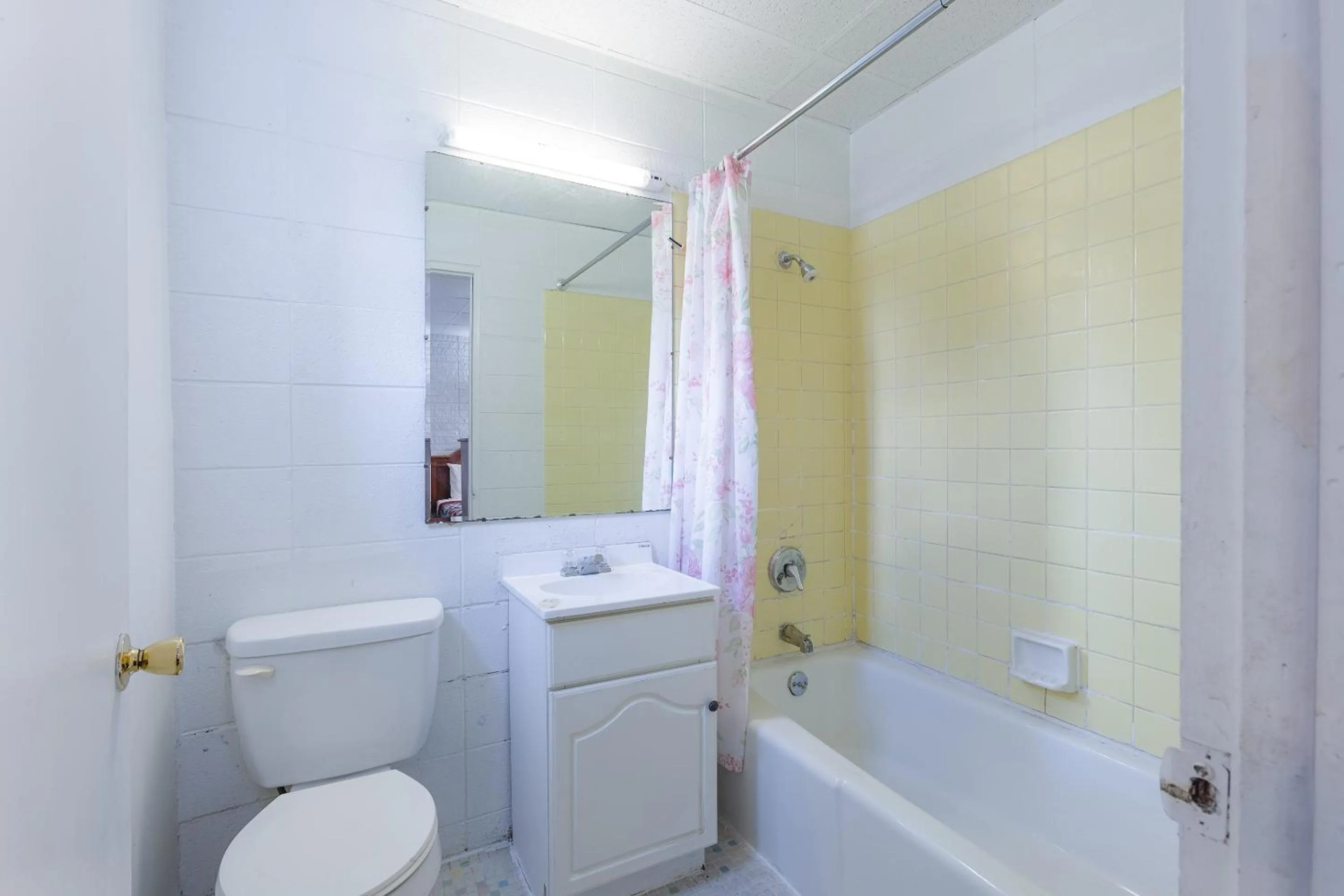 Bathroom in Sonrise Inn Lincoln Hwy By OYO