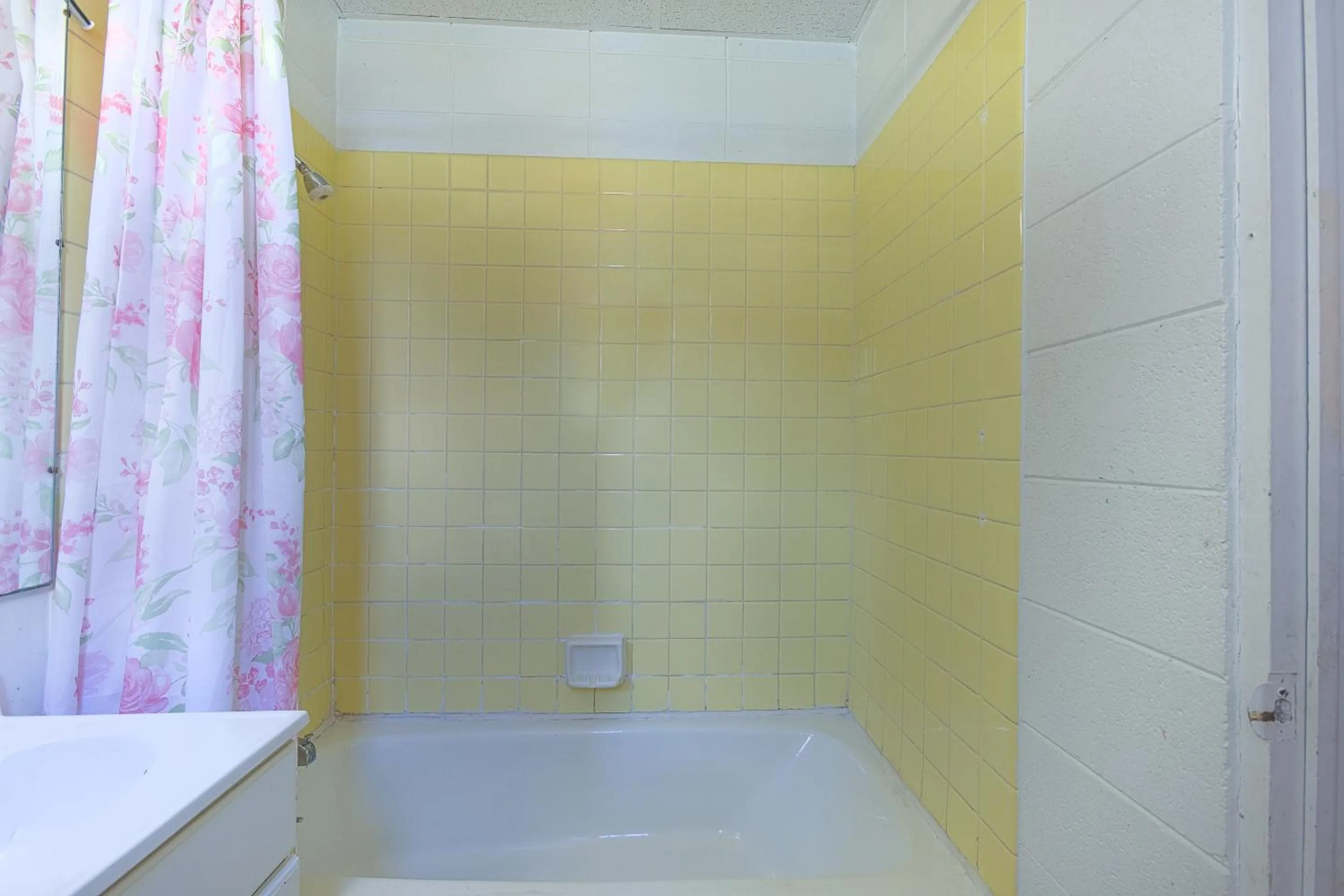 Bathroom in Sonrise Inn Lincoln Hwy By OYO