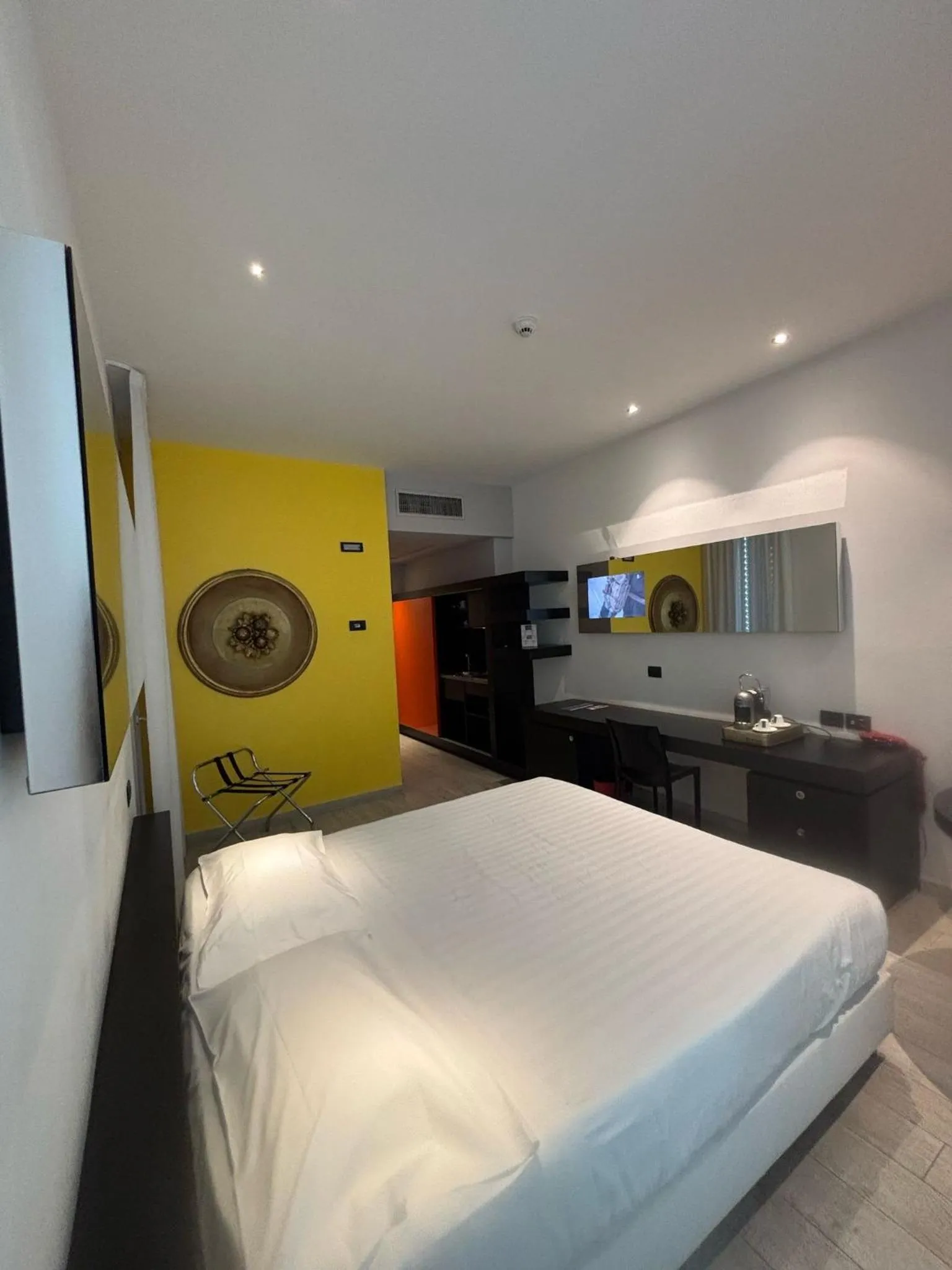 Bedroom, Bed in Blue Shades Hotel