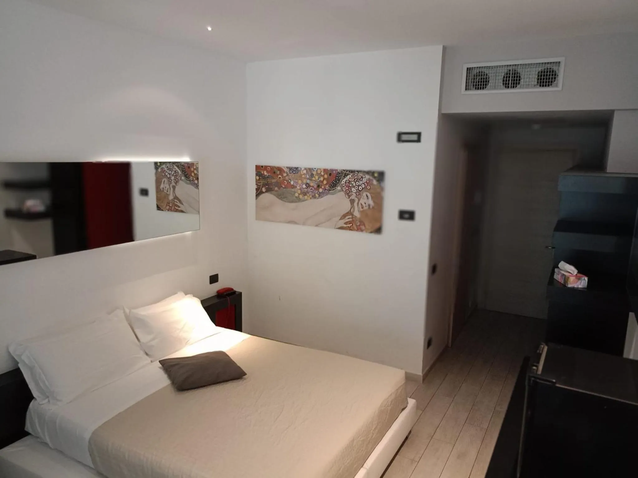 Bedroom, Bed in Blue Shades Hotel