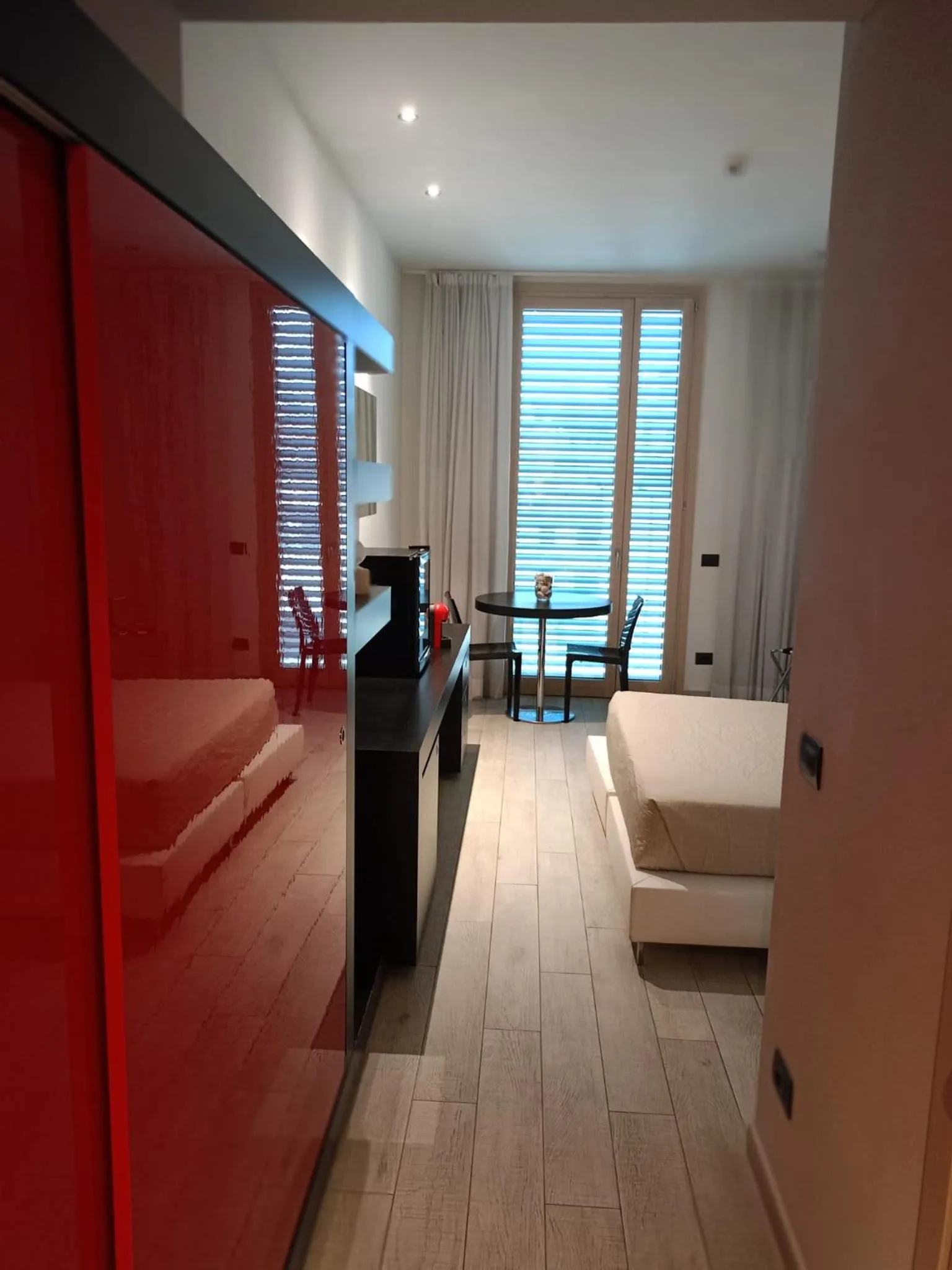 Bedroom, Bed in Blue Shades Hotel