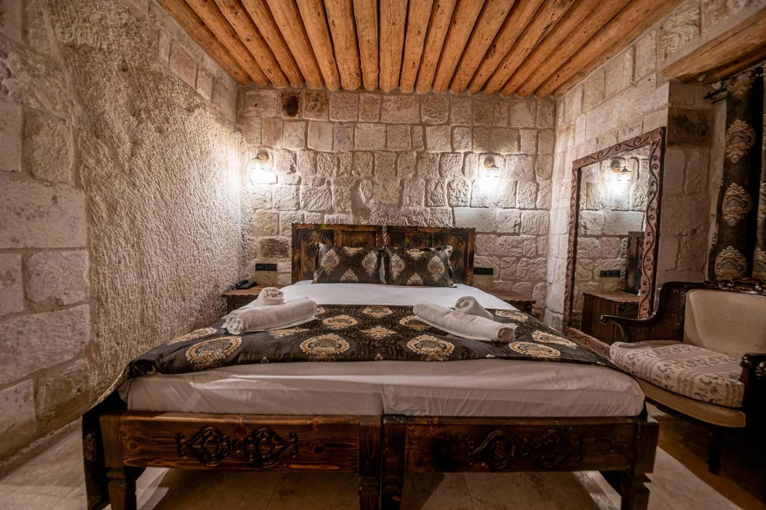 Bedroom, Bed in Capp Royal Cave HOTEL