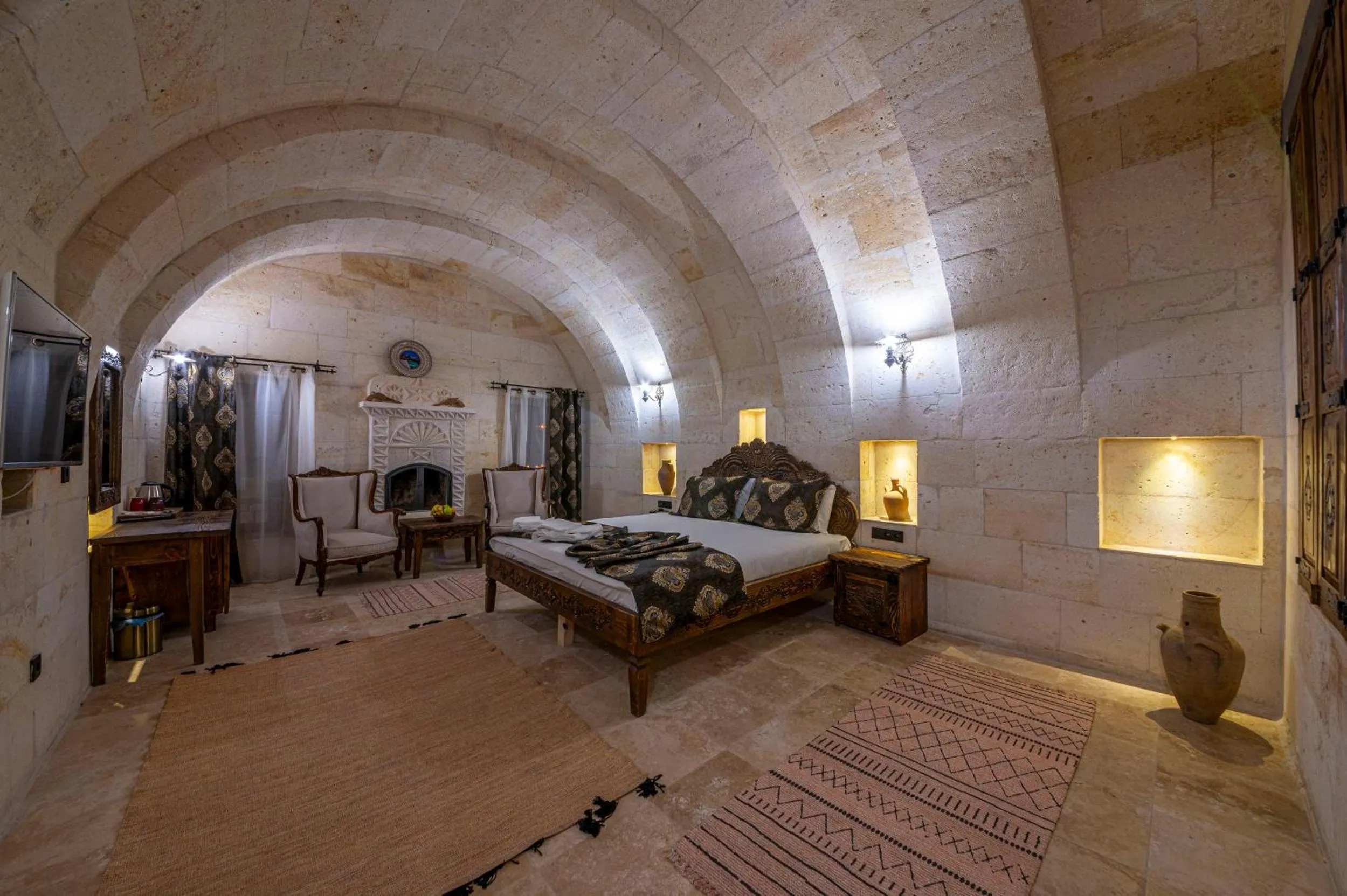 Bedroom, Bed in Capp Royal Cave HOTEL