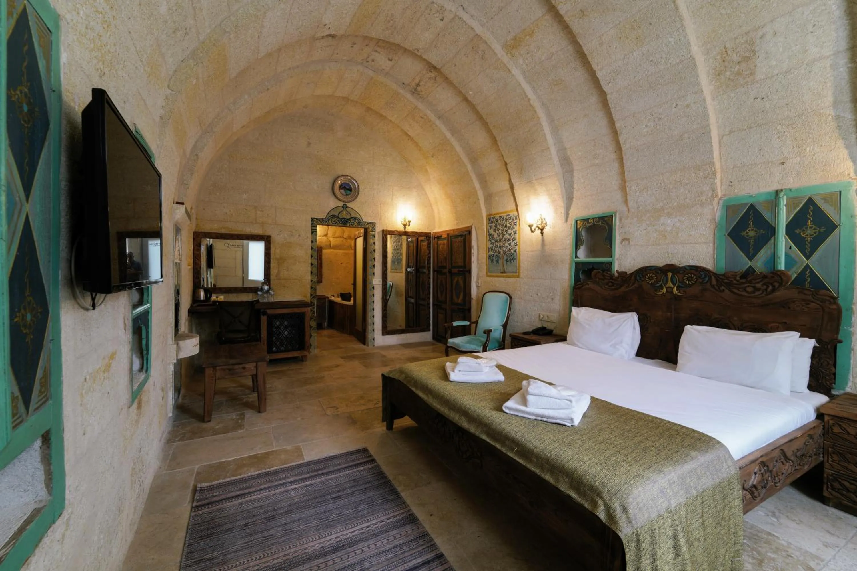 Bedroom, Bed in Capp Royal Cave HOTEL