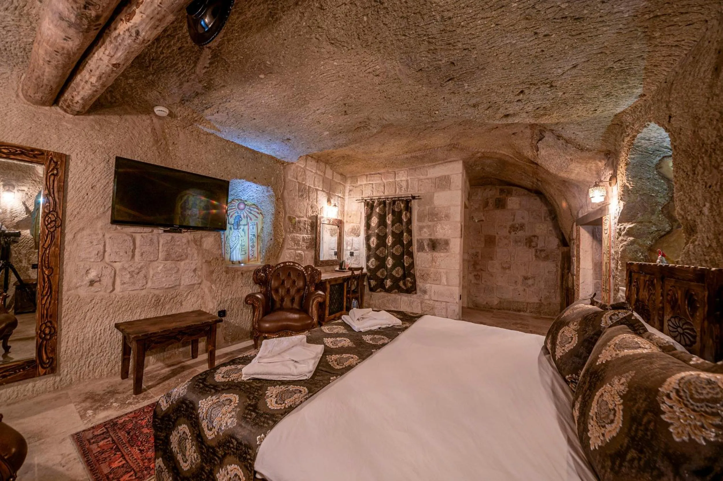 Seating area, Bed in Capp Royal Cave HOTEL