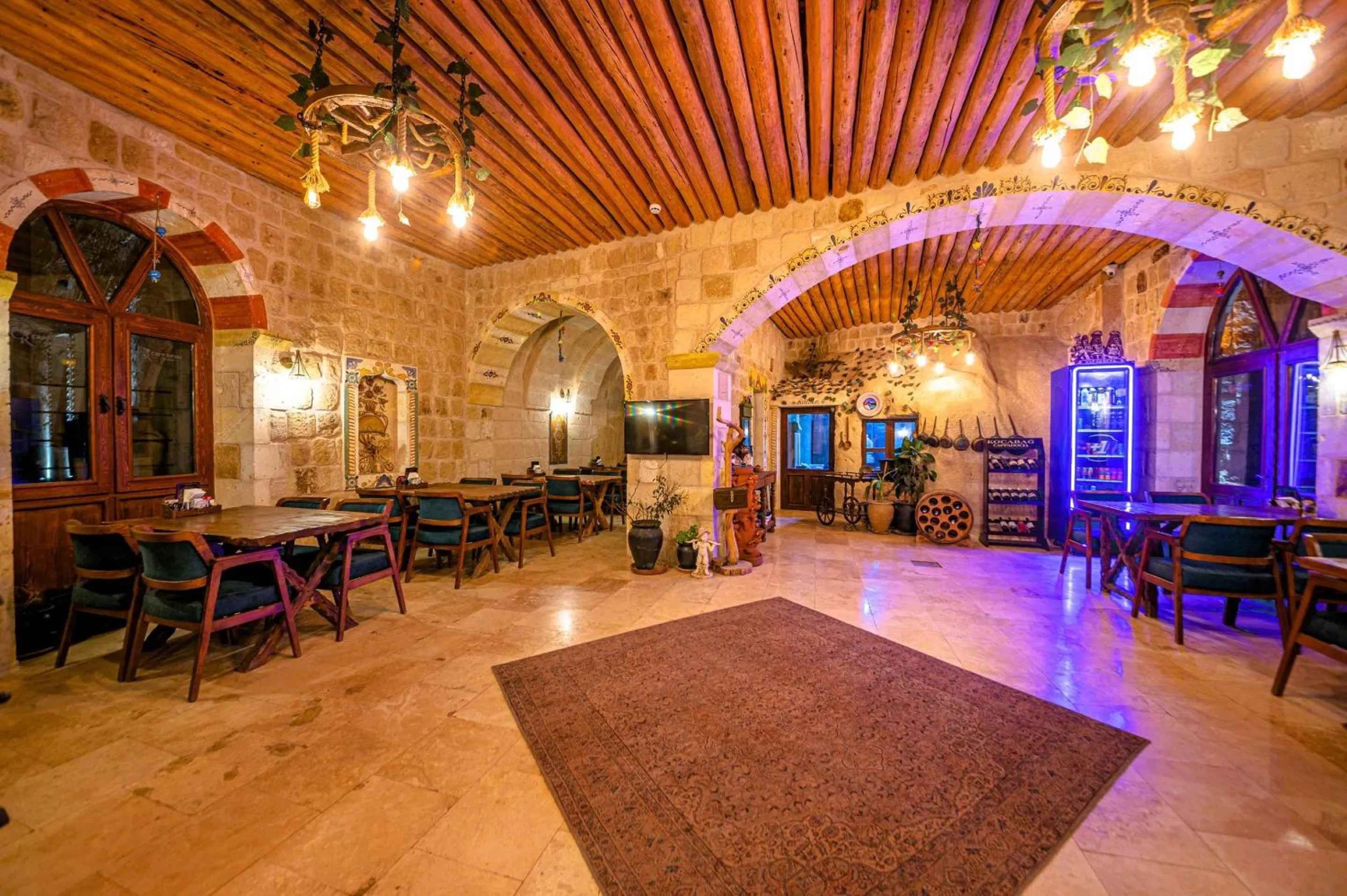 Restaurant/places to eat in Capp Royal Cave HOTEL