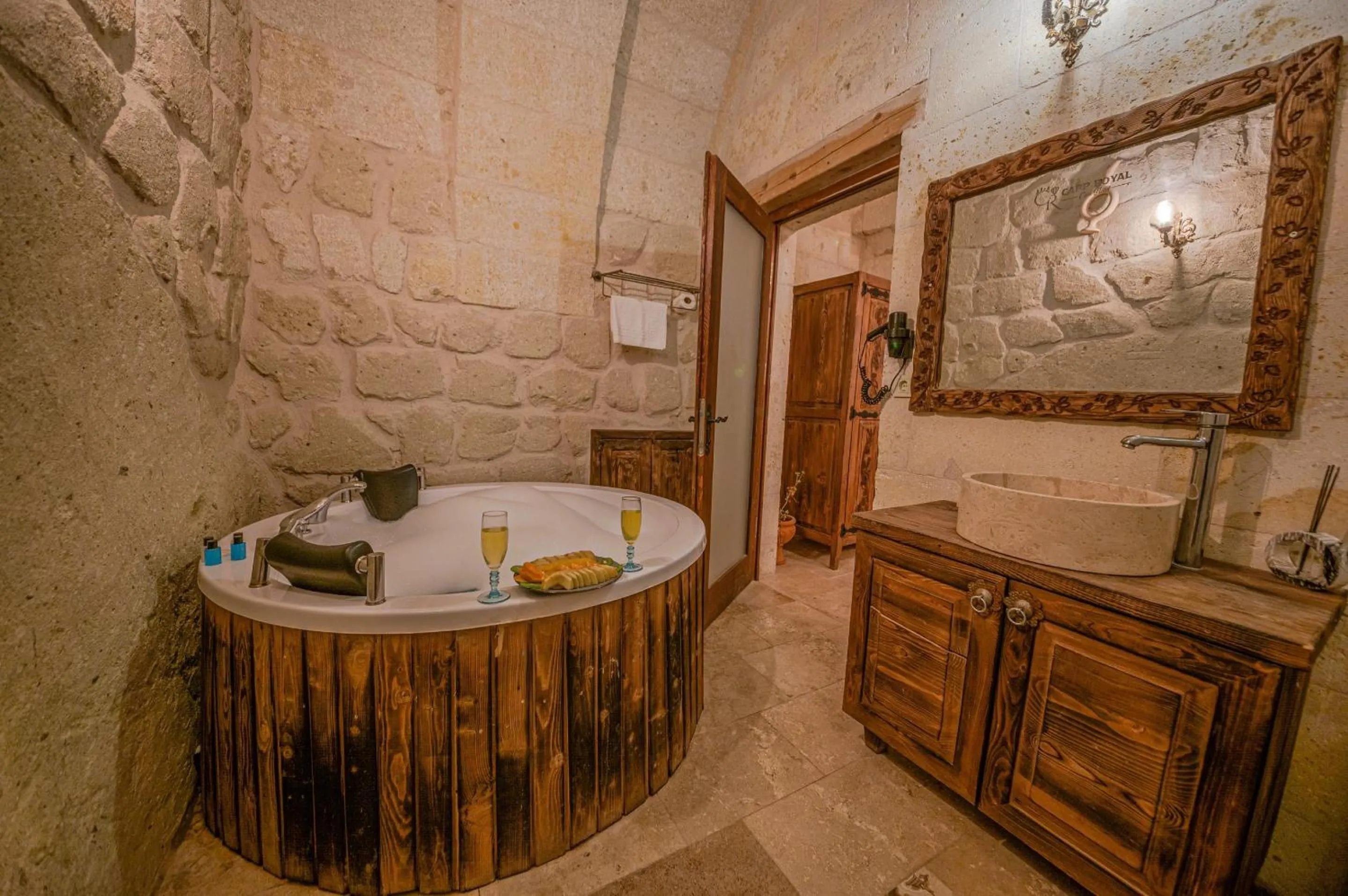 Hot Tub in Capp Royal Cave HOTEL