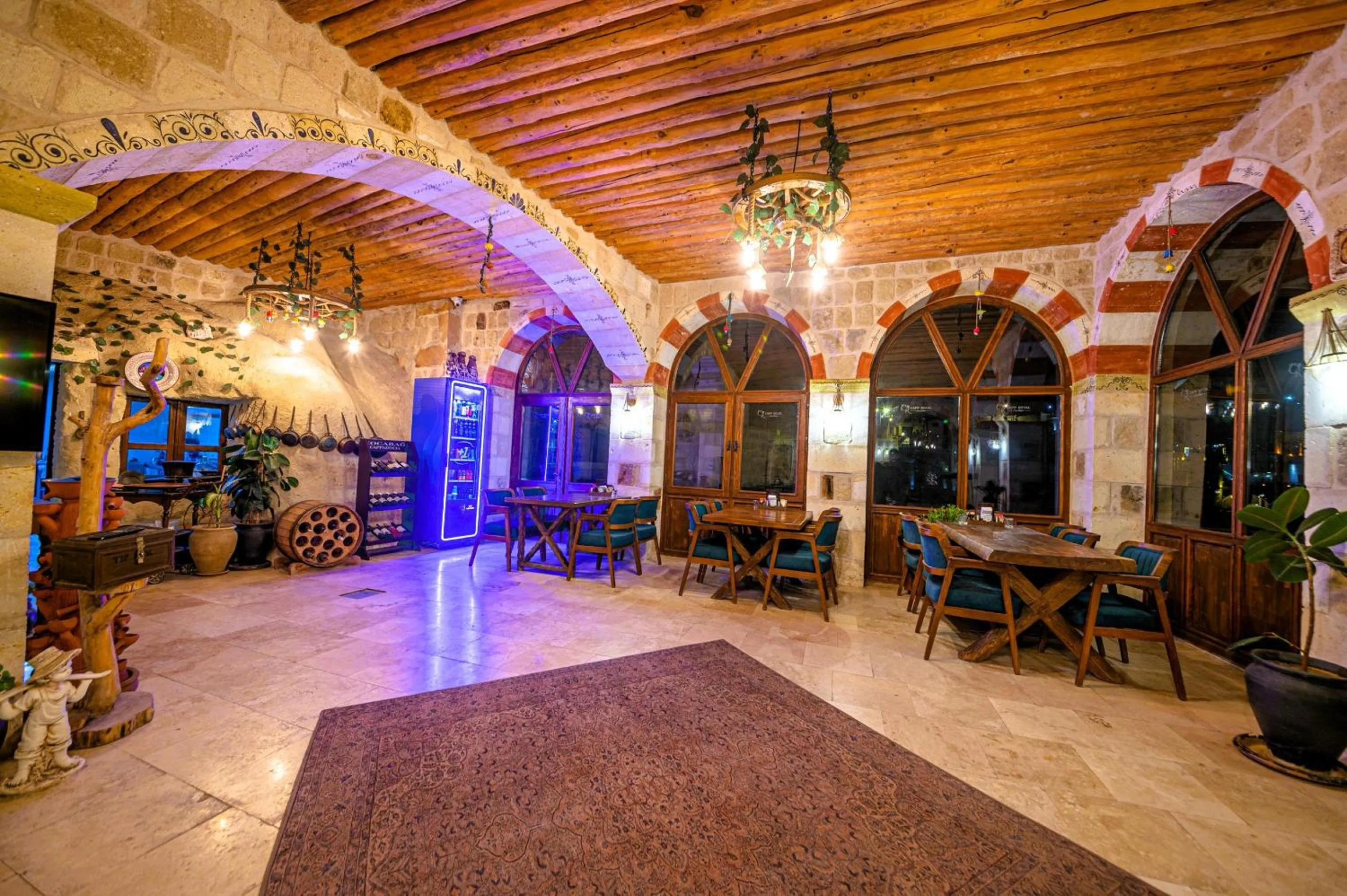 Restaurant/places to eat in Capp Royal Cave HOTEL