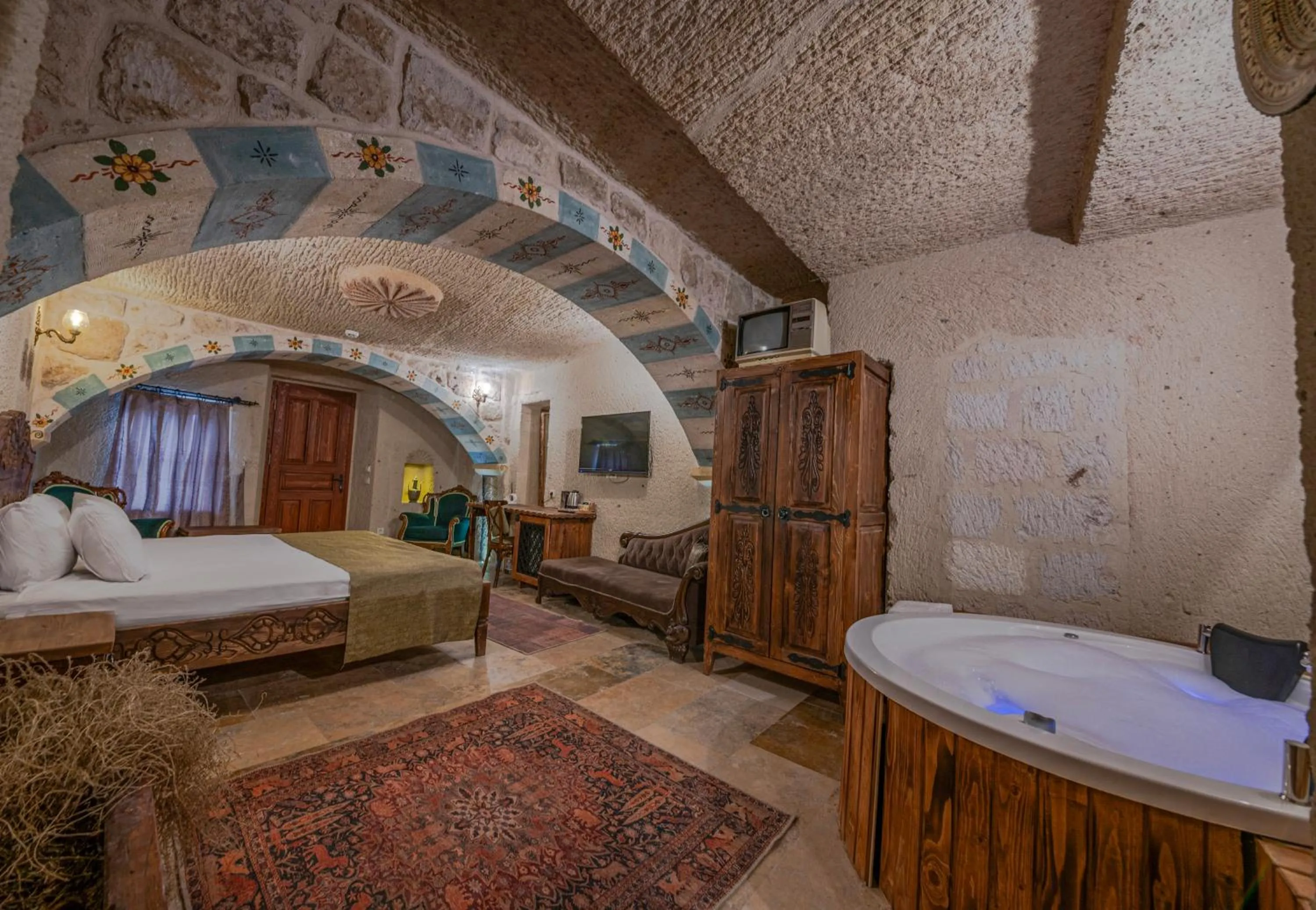 Hot Tub, Bed in Capp Royal Cave HOTEL