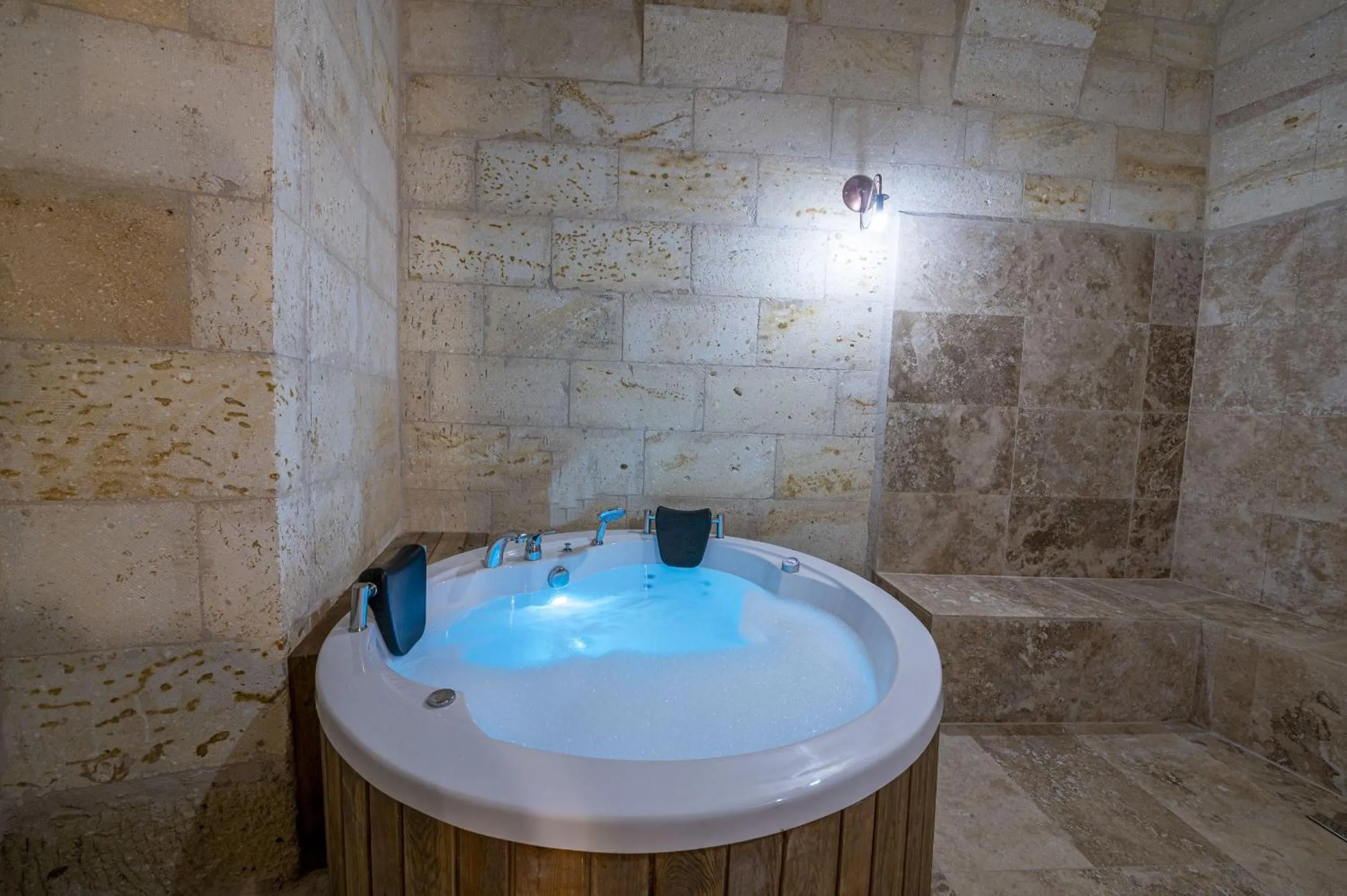 Hot Tub in Capp Royal Cave HOTEL