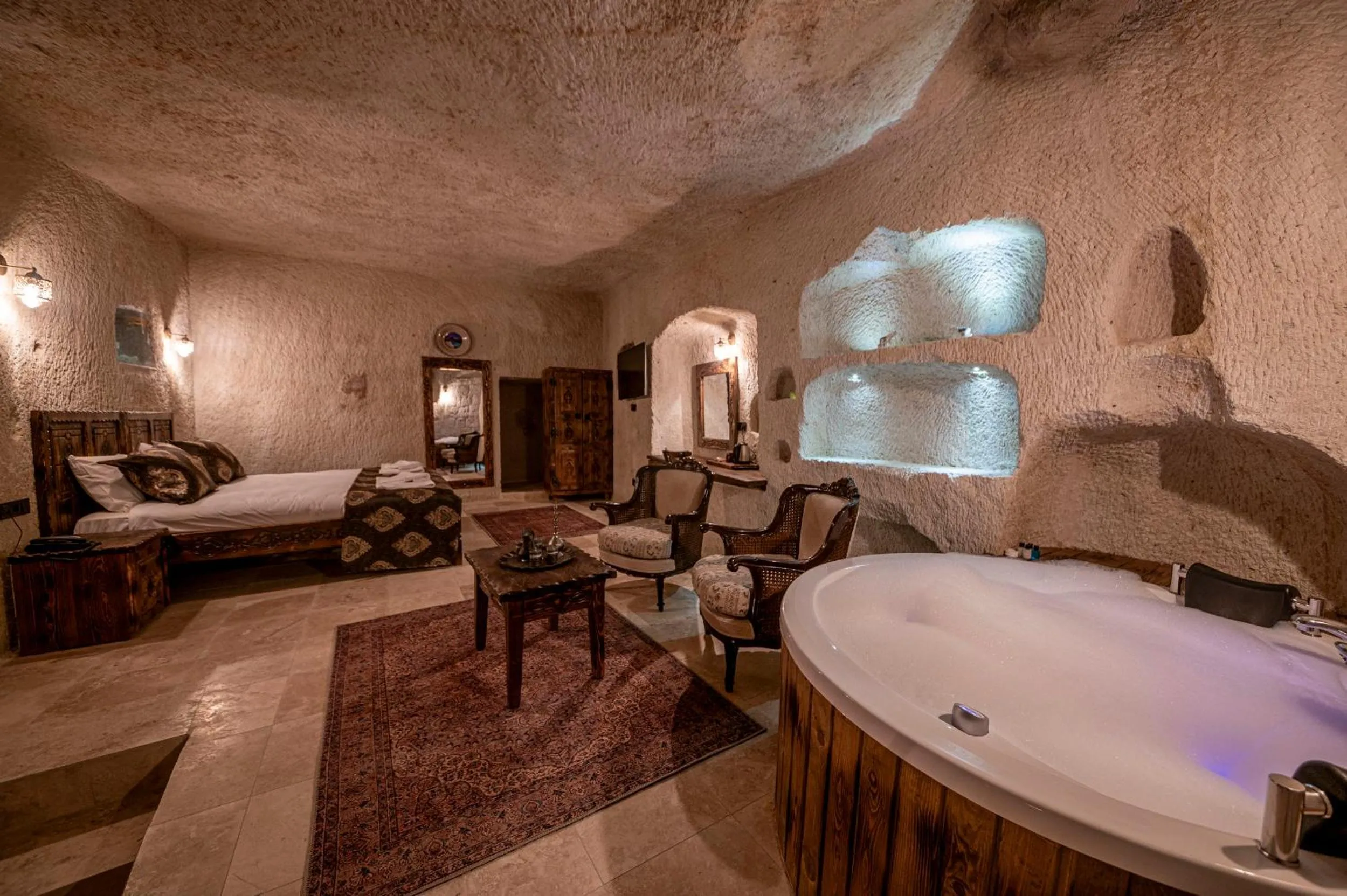 Bedroom, Bed in Capp Royal Cave HOTEL