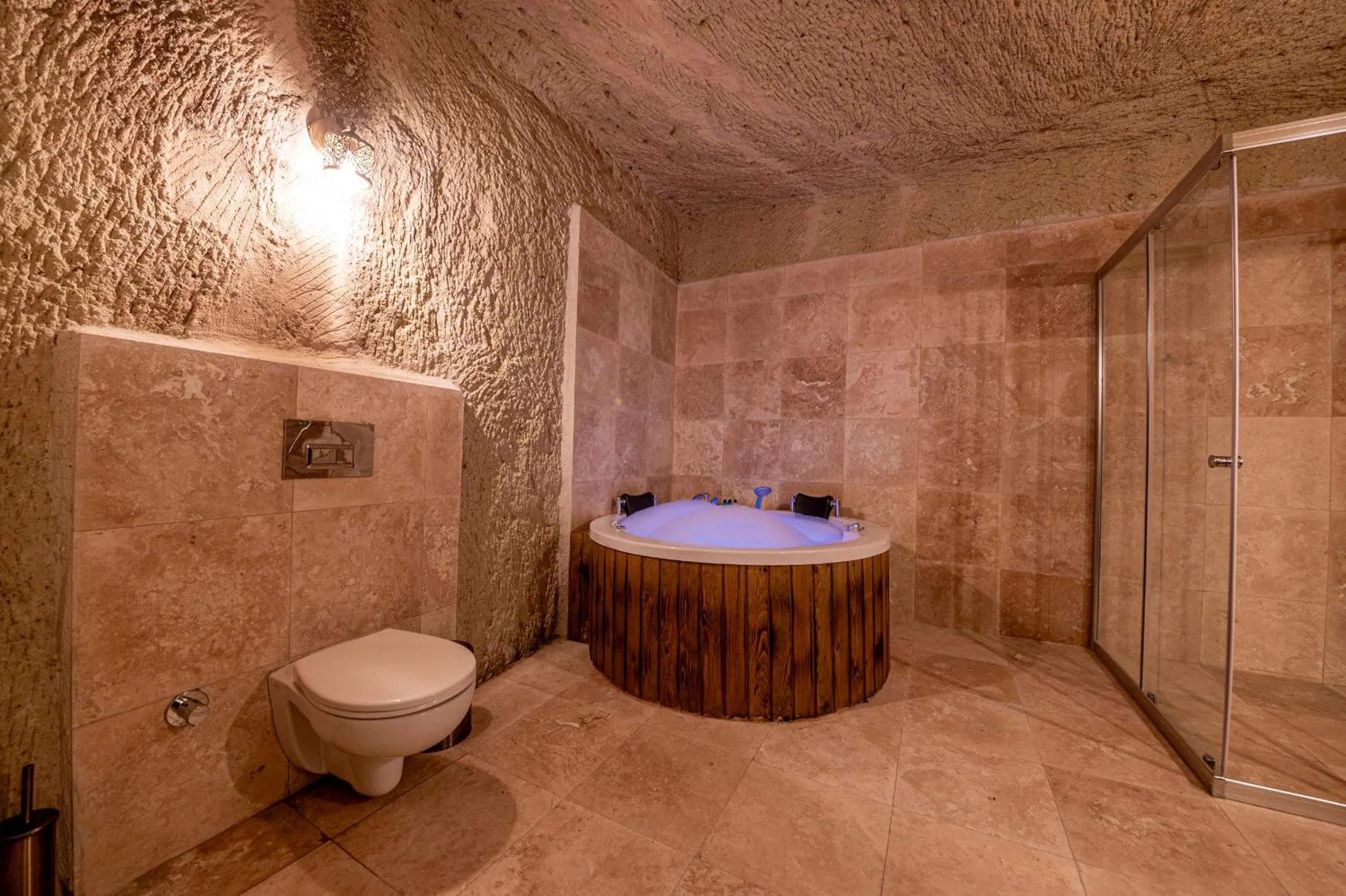 Hot Tub in Capp Royal Cave HOTEL