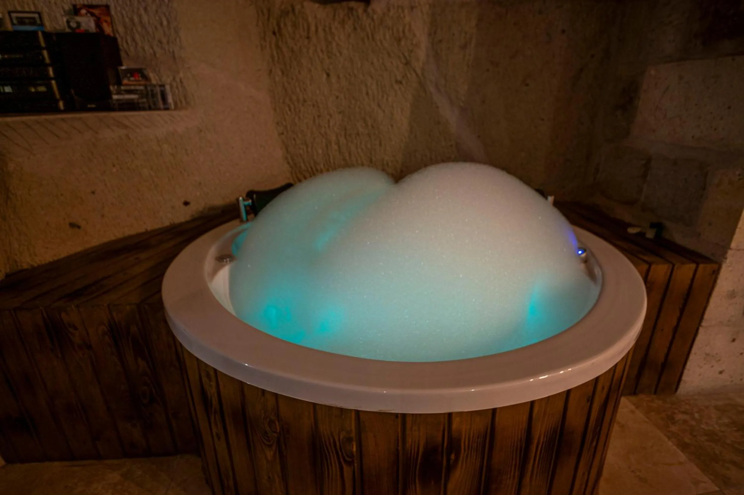 Hot Tub in Capp Royal Cave HOTEL