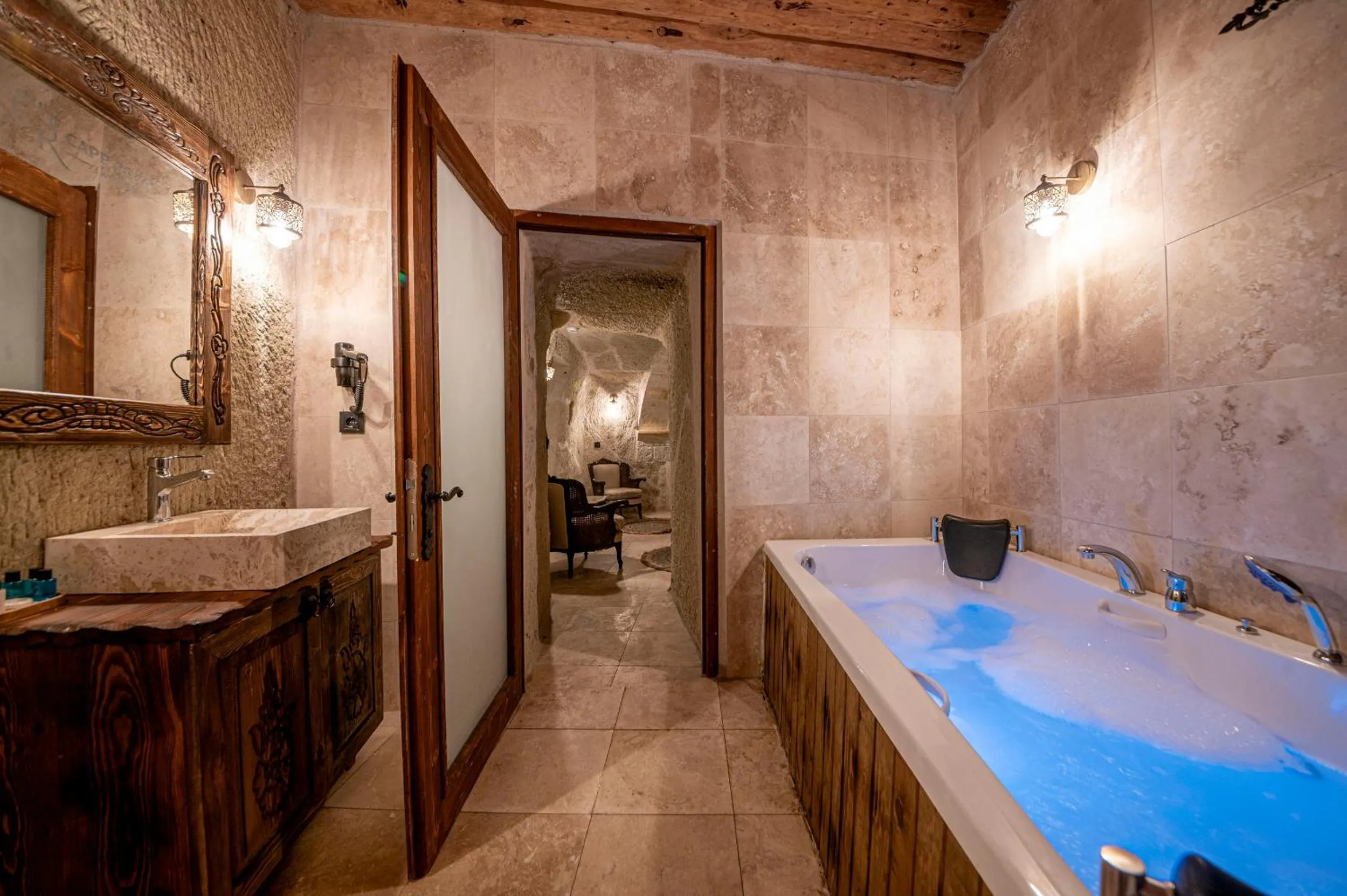 Shower in Capp Royal Cave HOTEL