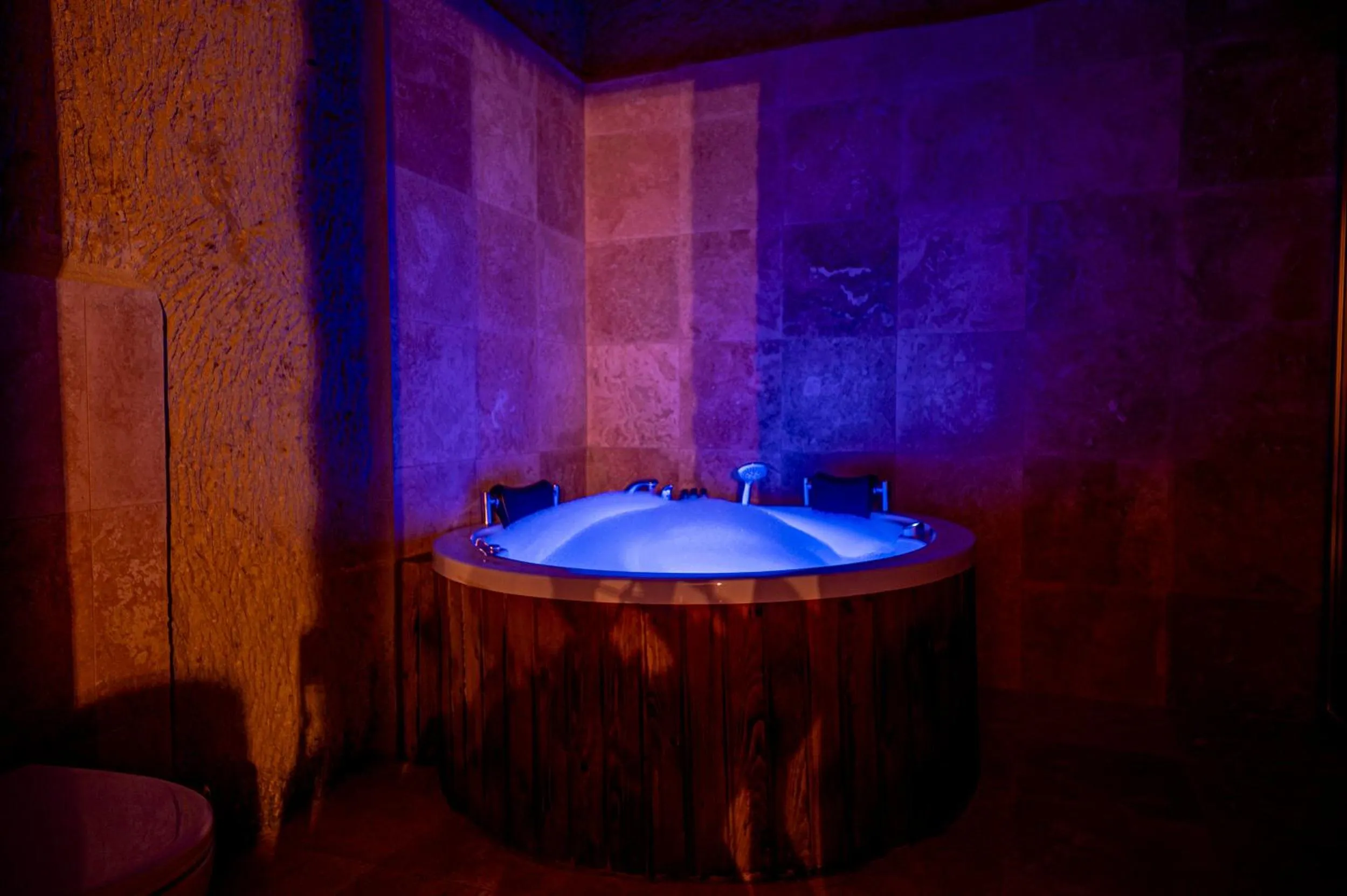 Hot Tub in Capp Royal Cave HOTEL