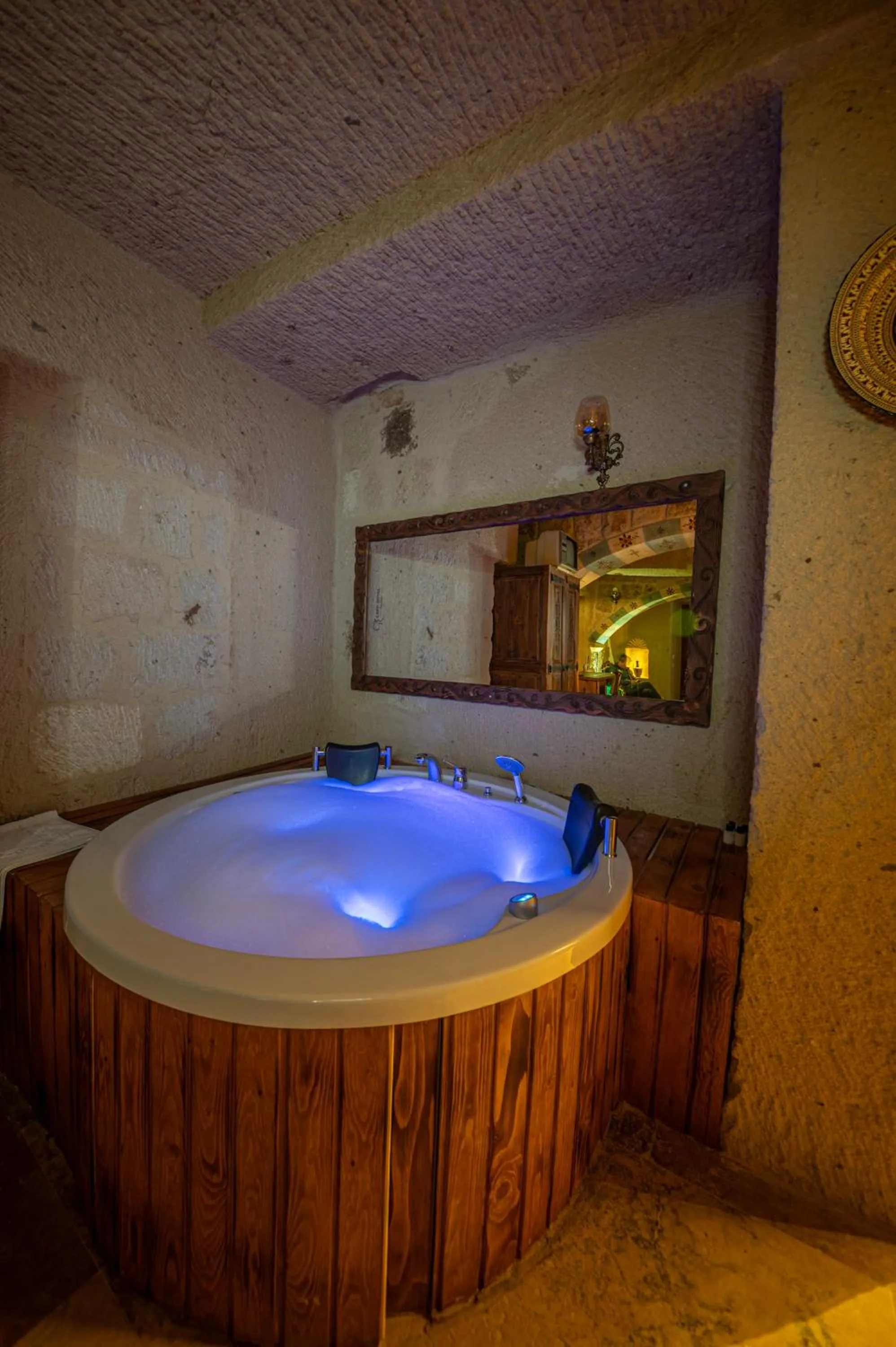 Hot Tub in Capp Royal Cave HOTEL