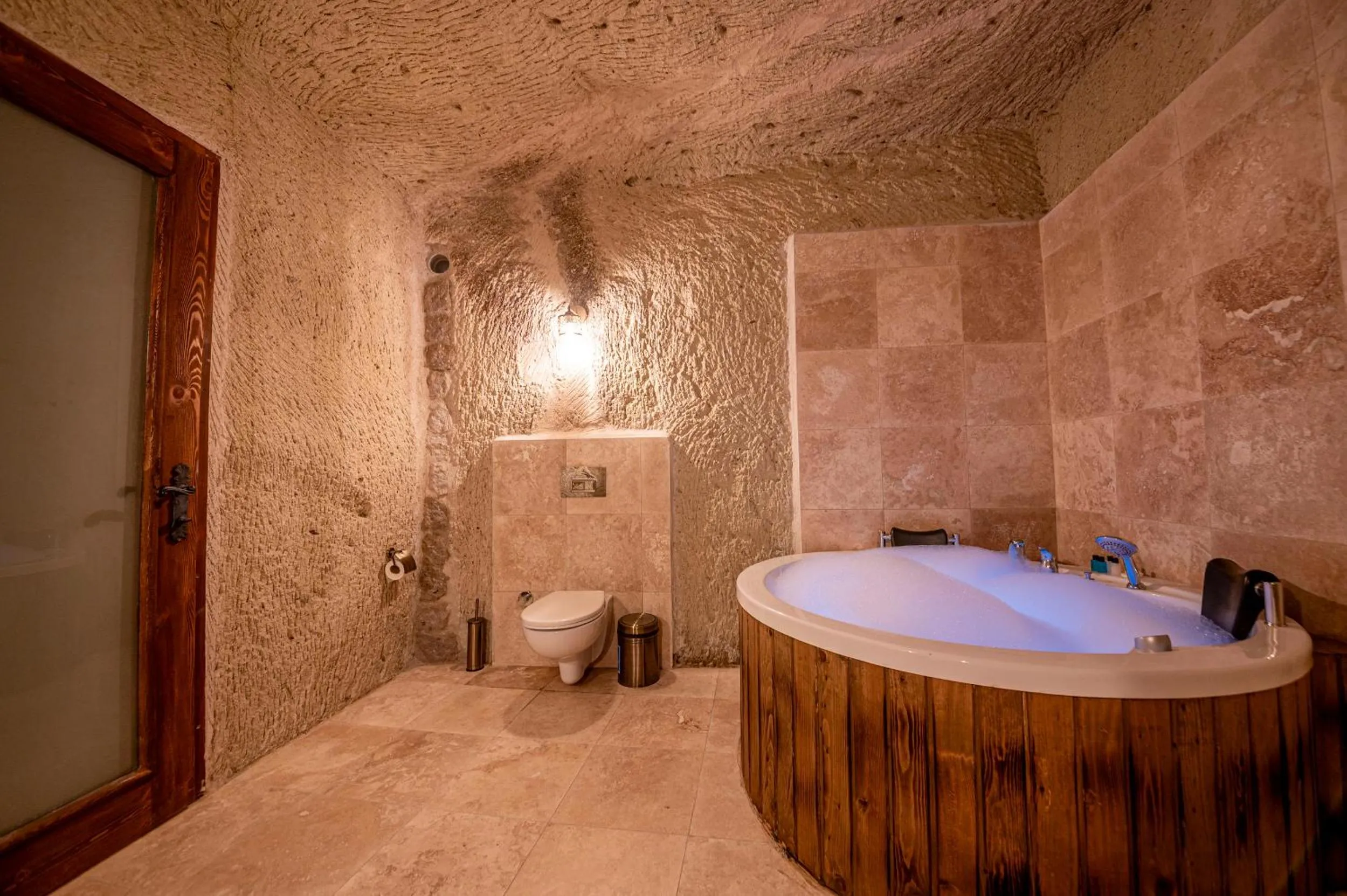 Hot Tub in Capp Royal Cave HOTEL