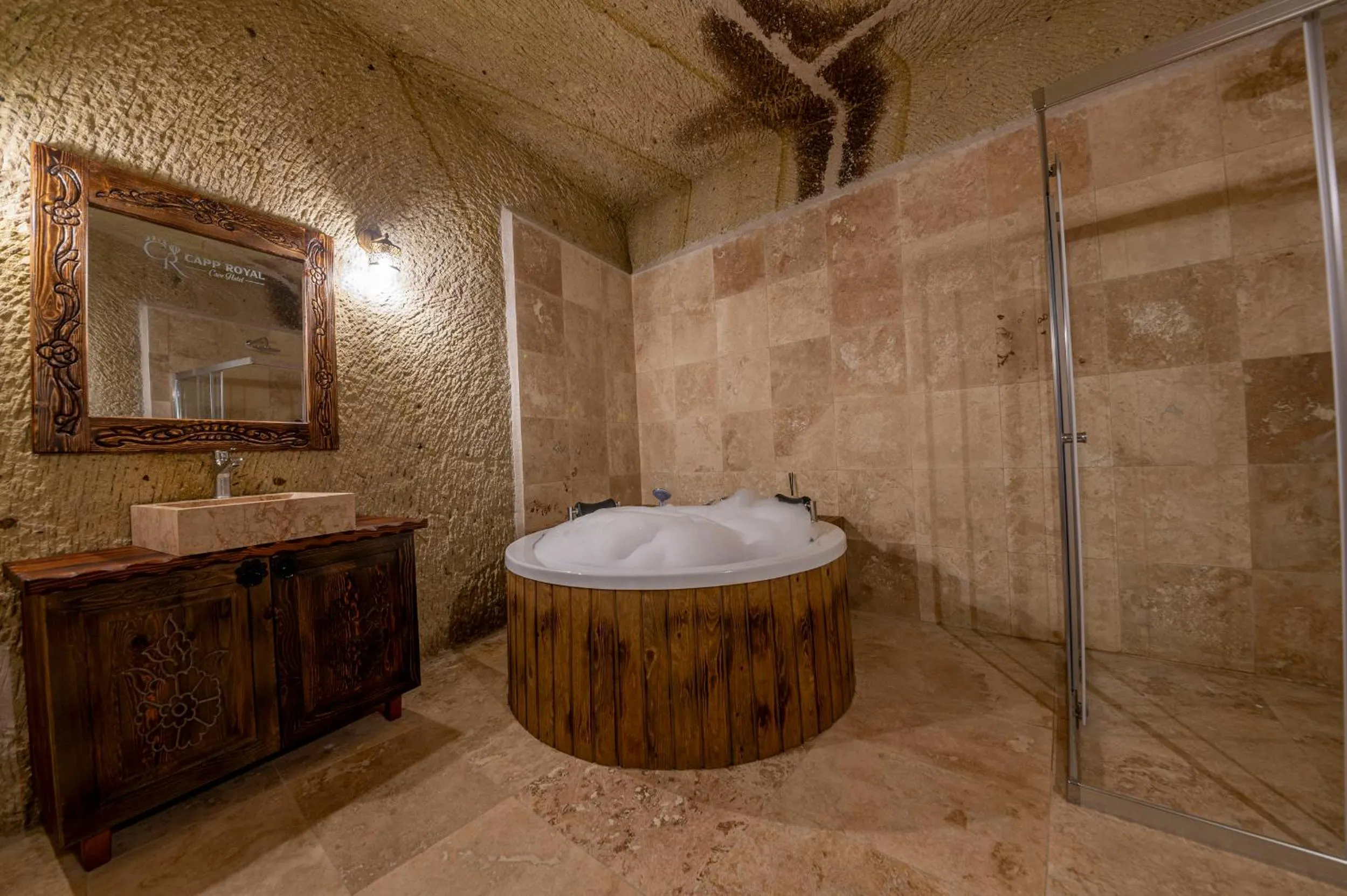 Hot Tub in Capp Royal Cave HOTEL