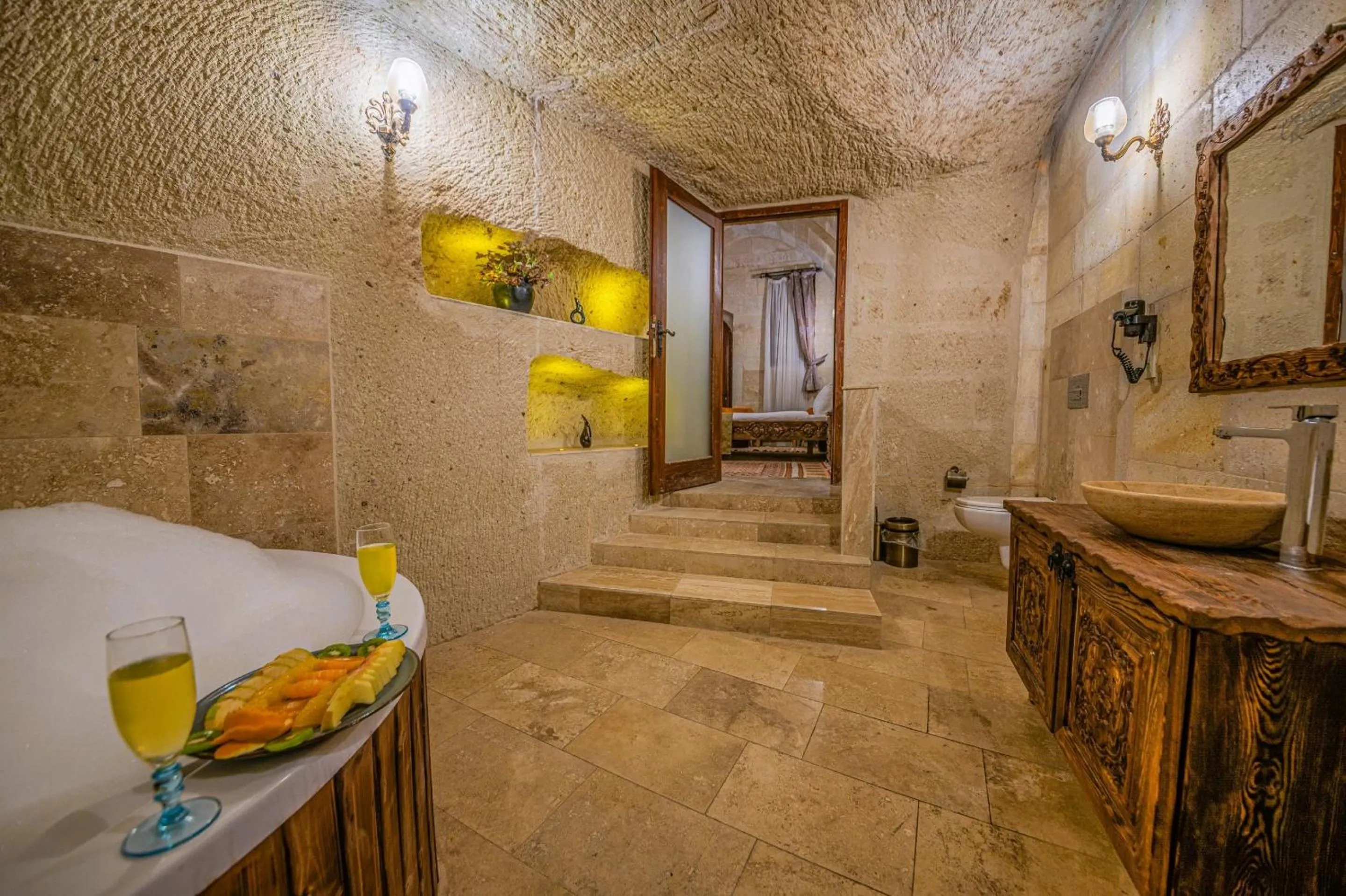 Hot Tub in Capp Royal Cave HOTEL