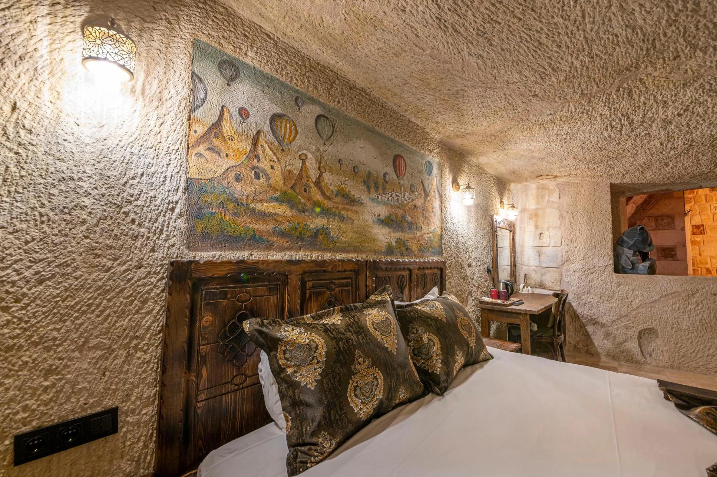 Text overlay, Bed in Capp Royal Cave HOTEL