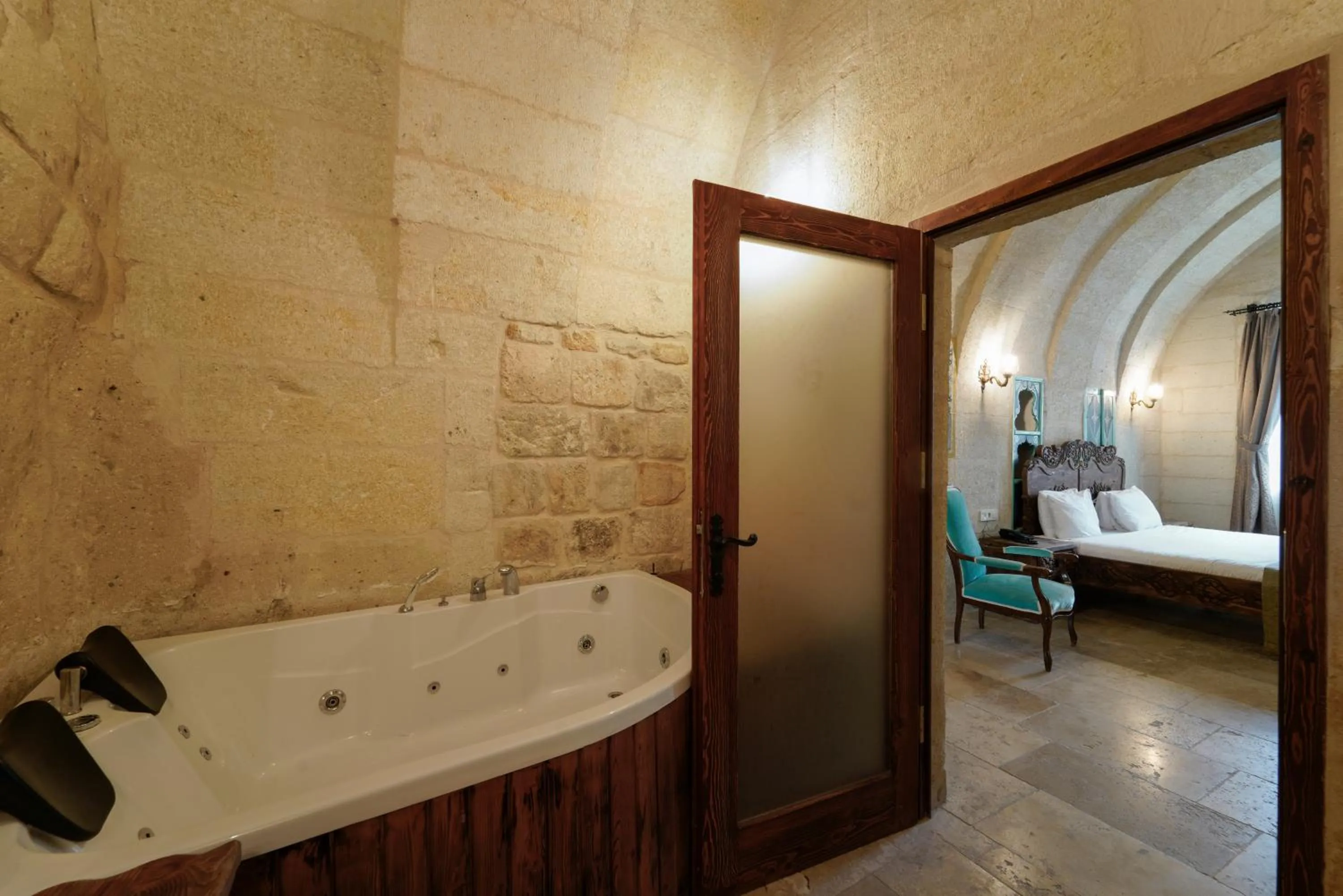 Hot Tub, Bed in Capp Royal Cave HOTEL