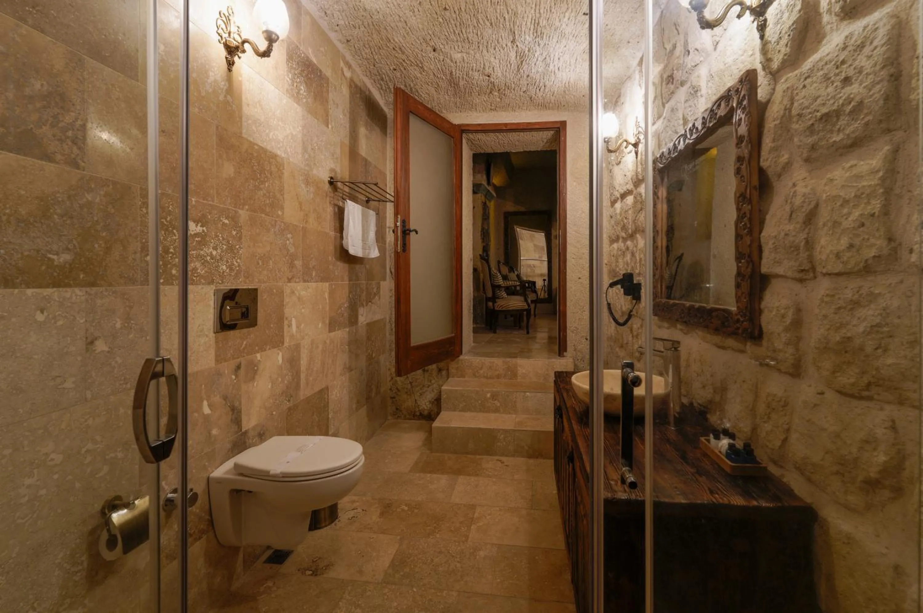 Shower in Capp Royal Cave HOTEL