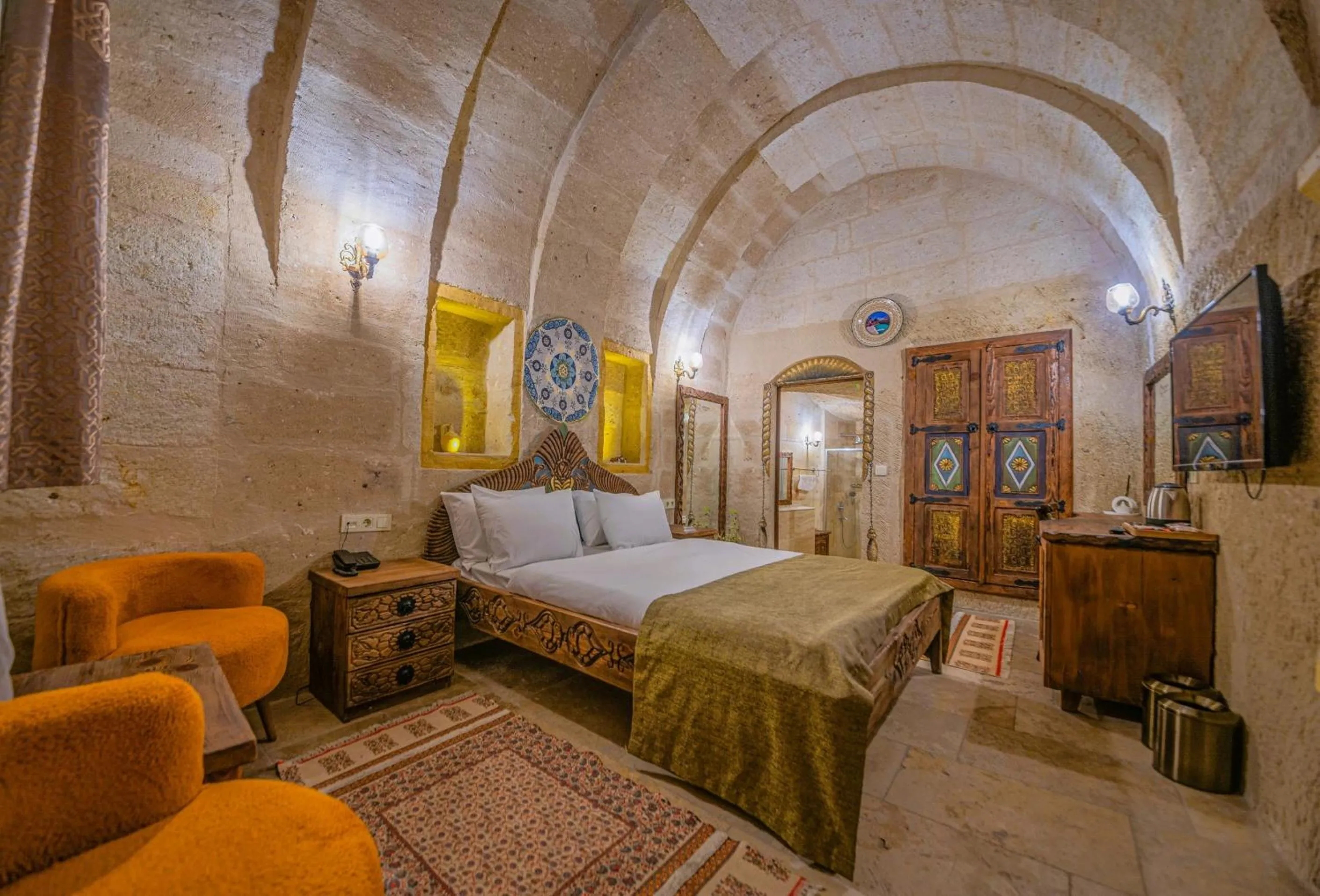 Photo of the whole room, Bed in Capp Royal Cave HOTEL