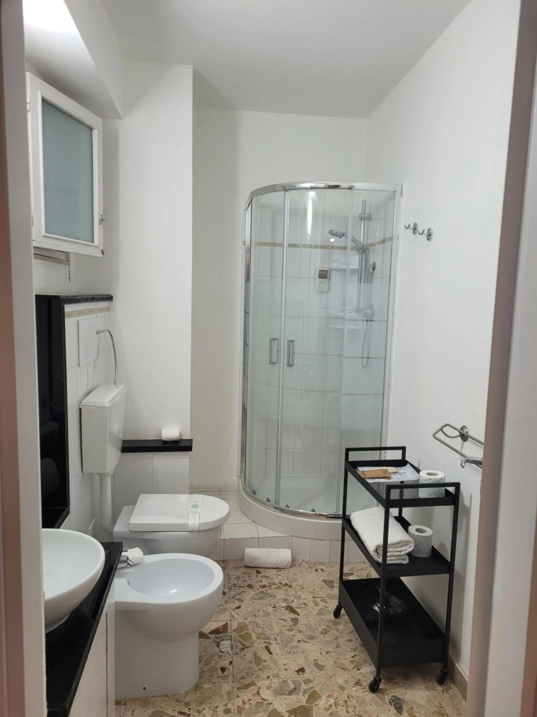 Shower in Mare Nostrum Petit Hôtel