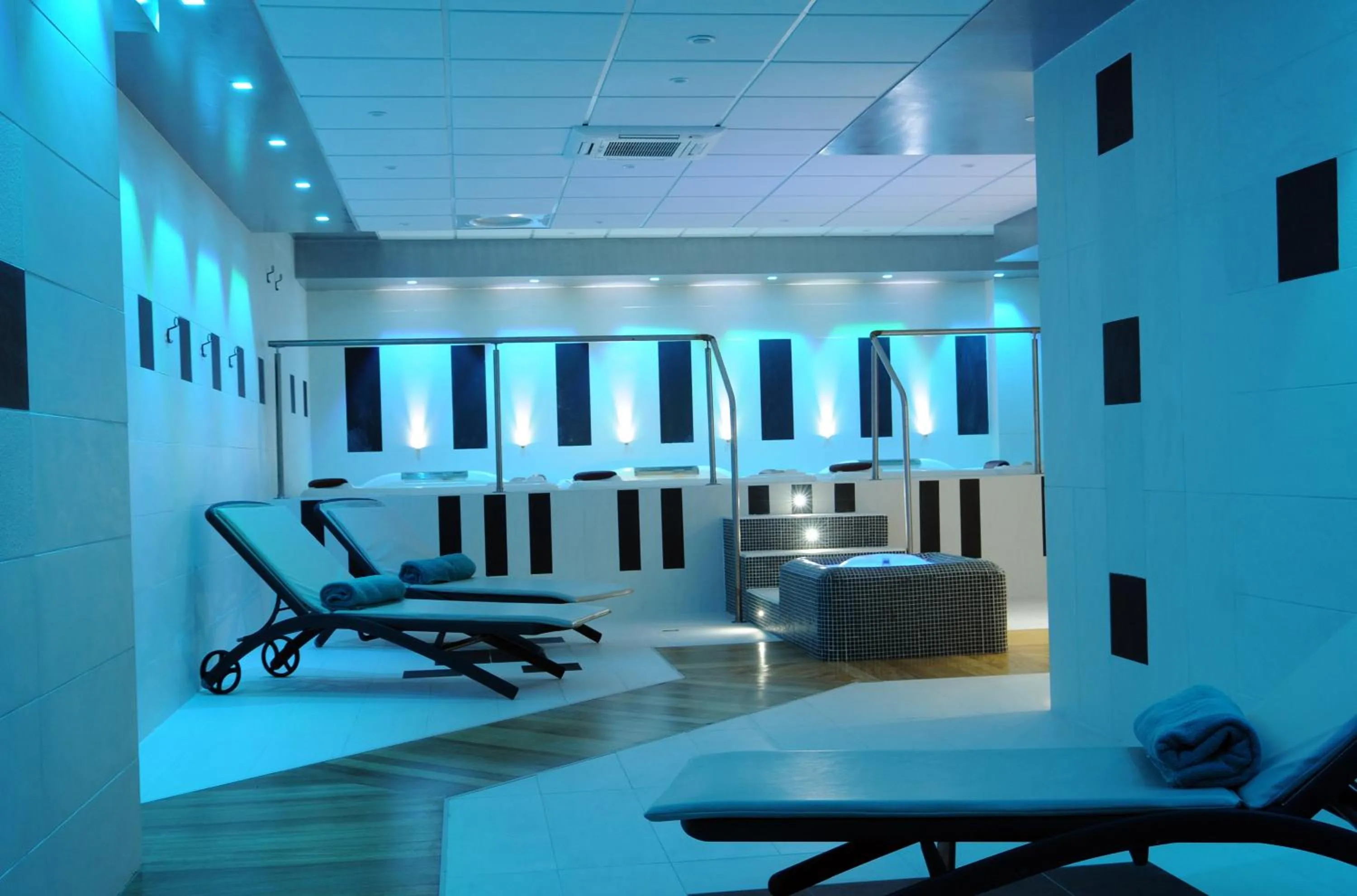 Hot Tub, Kitchen/Kitchenette in Marina Palace Hotel & Congress Hall