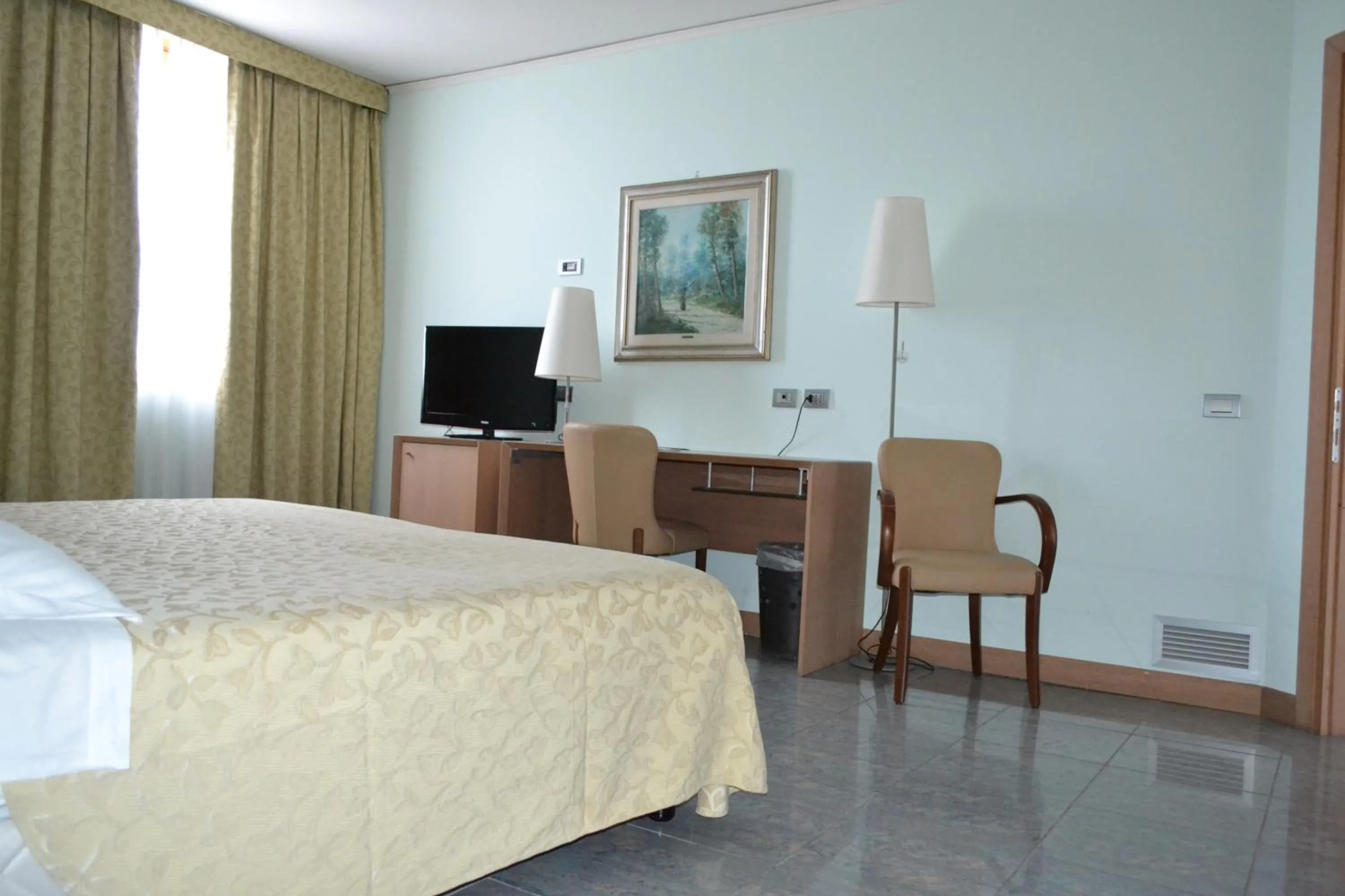 Bed, TV/Entertainment Center in Marina Palace Hotel & Congress Hall